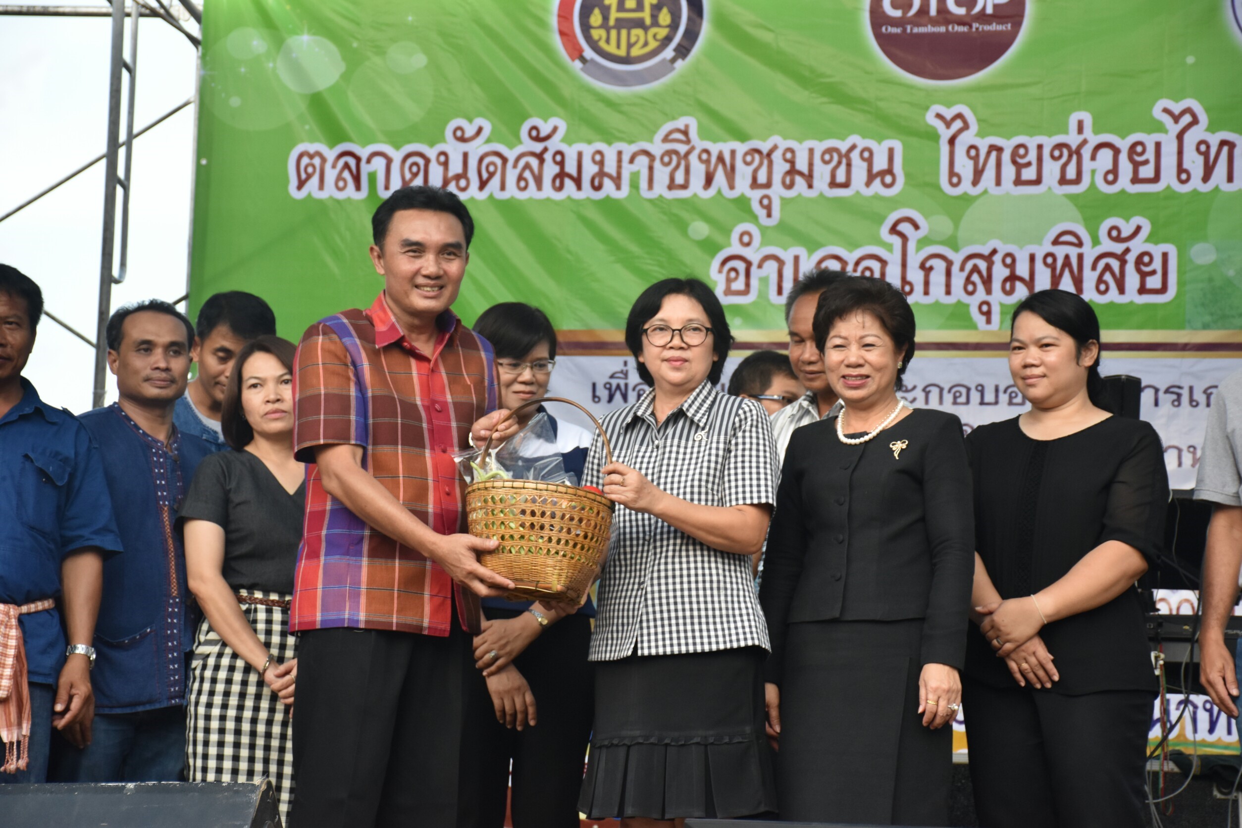 10 กันยายน 2560  นางสาวศศิธร ปัญญาไว พัฒนาการจังหวัดมหาสารคาม เป็นประธานเปิดงานตลาดนัดสัมมาชีพชุมชน ไทยช่วยไทย คนไทยยิ้มได้ อำเภอโกสุมพิสัย