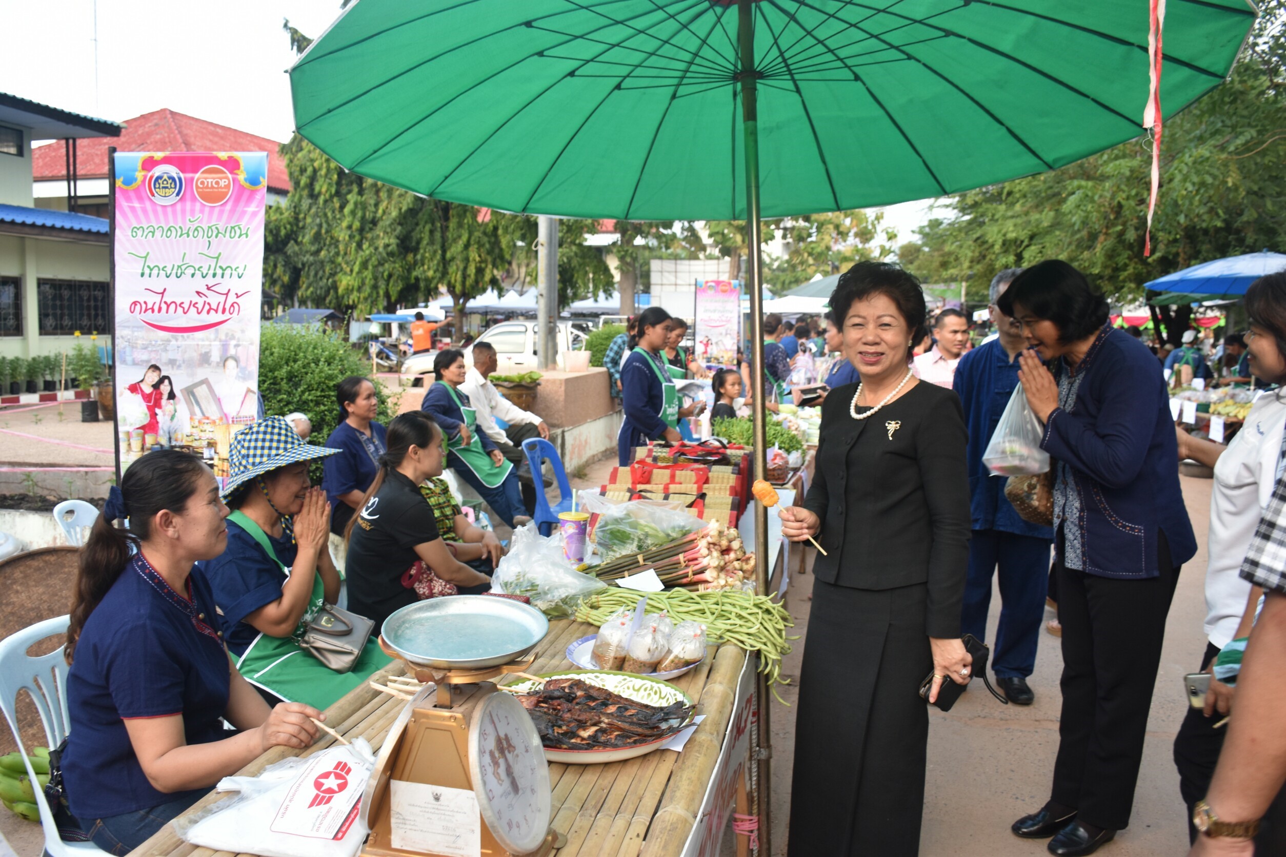 10 กันยายน 2560  นางสาวศศิธร ปัญญาไว พัฒนาการจังหวัดมหาสารคาม เป็นประธานเปิดงานตลาดนัดสัมมาชีพชุมชน ไทยช่วยไทย คนไทยยิ้มได้ อำเภอโกสุมพิสัย