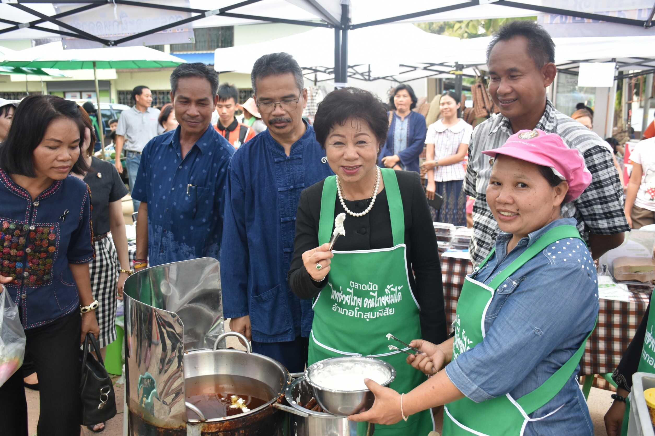10 กันยายน 2560  นางสาวศศิธร ปัญญาไว พัฒนาการจังหวัดมหาสารคาม เป็นประธานเปิดงานตลาดนัดสัมมาชีพชุมชน ไทยช่วยไทย คนไทยยิ้มได้ อำเภอโกสุมพิสัย