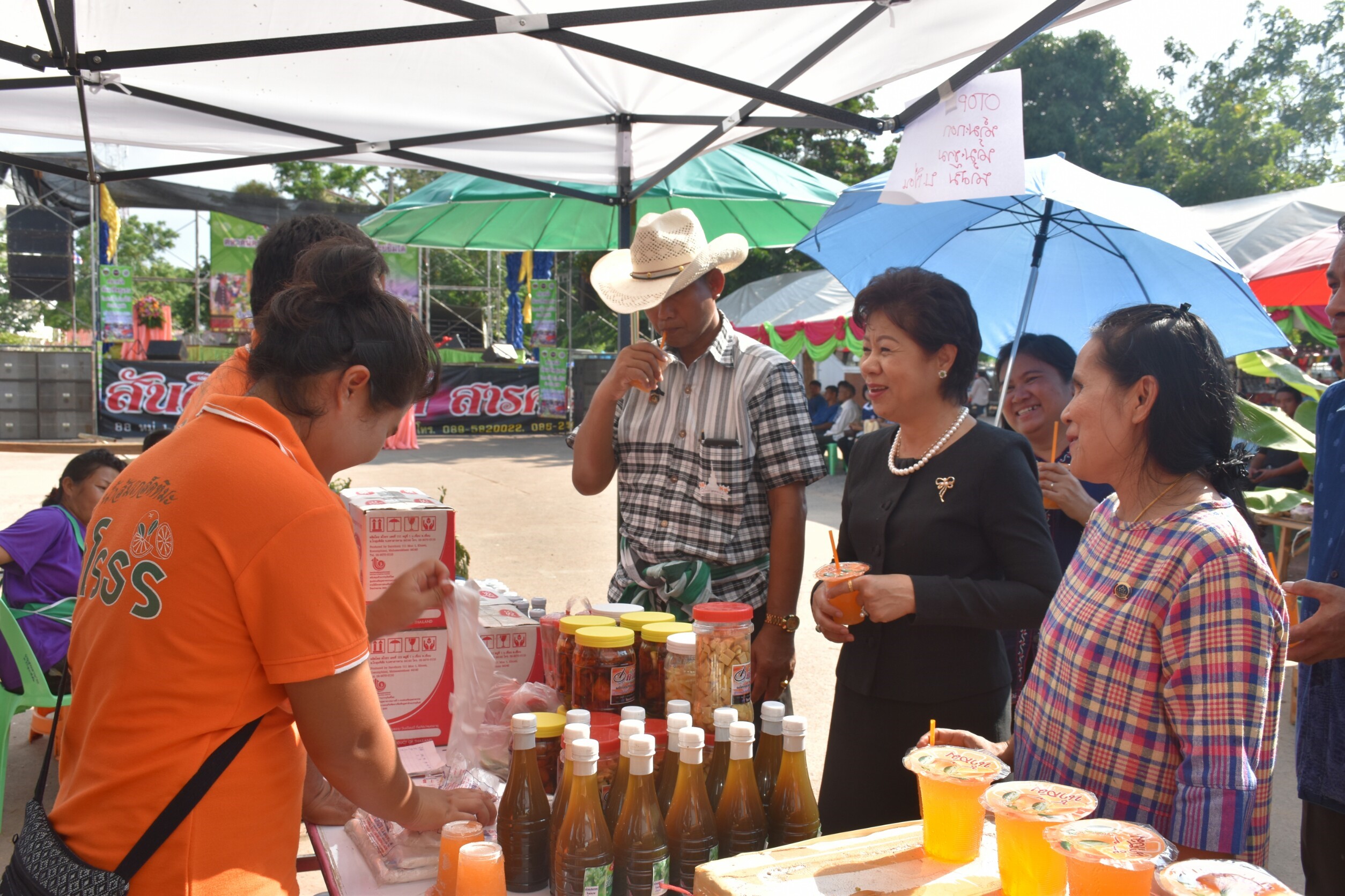 10 กันยายน 2560  นางสาวศศิธร ปัญญาไว พัฒนาการจังหวัดมหาสารคาม เป็นประธานเปิดงานตลาดนัดสัมมาชีพชุมชน ไทยช่วยไทย คนไทยยิ้มได้ อำเภอโกสุมพิสัย