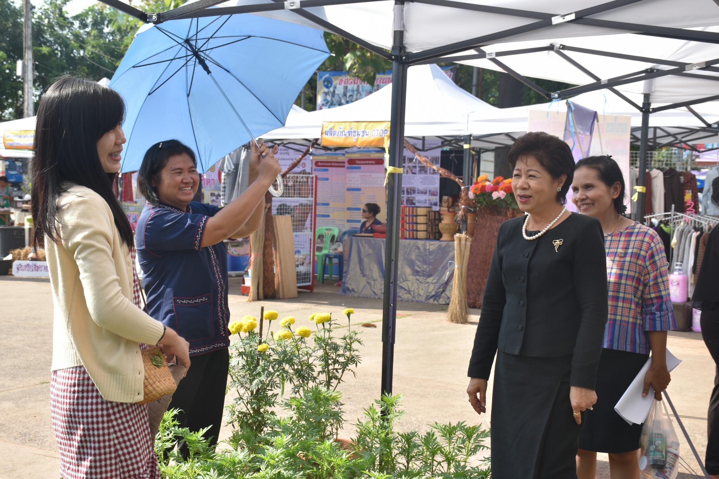 10 กันยายน 2560  นางสาวศศิธร ปัญญาไว พัฒนาการจังหวัดมหาสารคาม เป็นประธานเปิดงานตลาดนัดสัมมาชีพชุมชน ไทยช่วยไทย คนไทยยิ้มได้ อำเภอโกสุมพิสัย