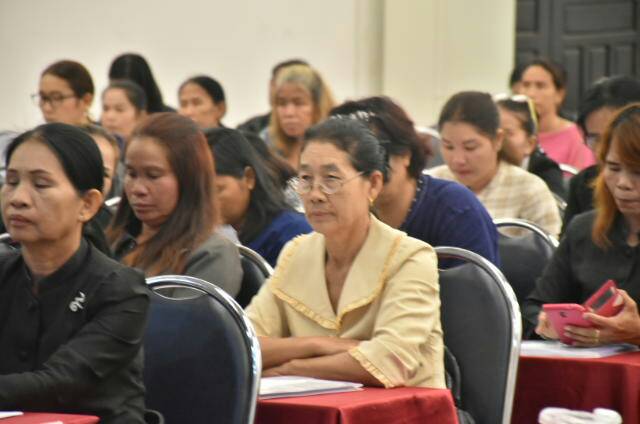 20 กันยายน 2560 นางสาวศศิธร ปัญญาไว พัฒนาการจังหวัดมหาสารคาม เป็นประธานเปิดการอบรมโครงการส่งเสริมองค์ความรู้ในการพัฒนาผลิตภัณฑ์กลุ่มอาชีพสตรี ระหว่างวันที่ 20-21 กันยายน 2560