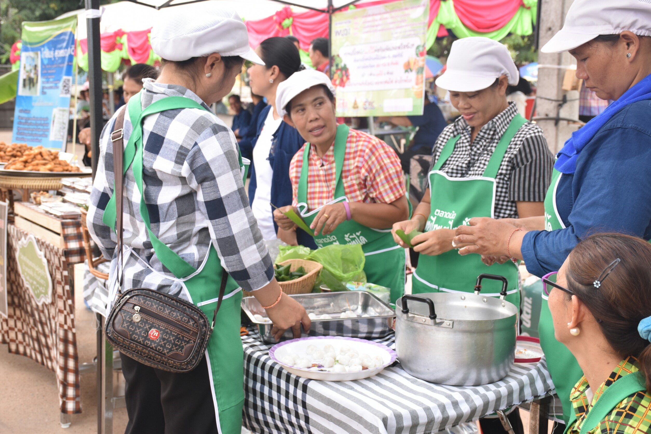 10 กันยายน 2560  นางสาวศศิธร ปัญญาไว พัฒนาการจังหวัดมหาสารคาม เป็นประธานเปิดงานตลาดนัดสัมมาชีพชุมชน ไทยช่วยไทย คนไทยยิ้มได้ อำเภอโกสุมพิสัย