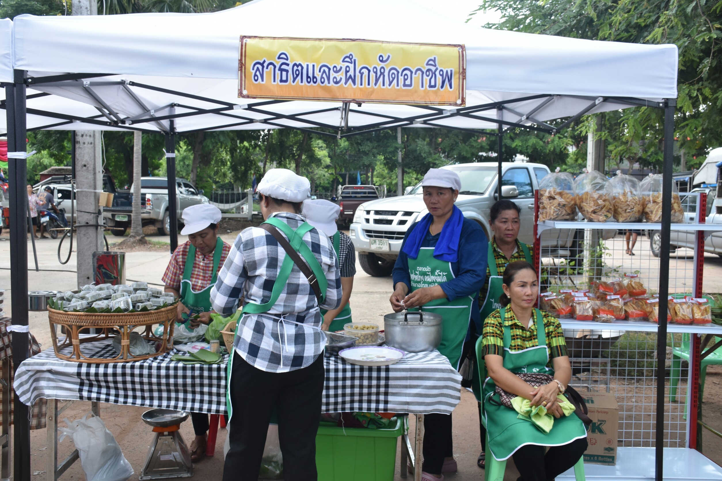 10 กันยายน 2560  นางสาวศศิธร ปัญญาไว พัฒนาการจังหวัดมหาสารคาม เป็นประธานเปิดงานตลาดนัดสัมมาชีพชุมชน ไทยช่วยไทย คนไทยยิ้มได้ อำเภอโกสุมพิสัย