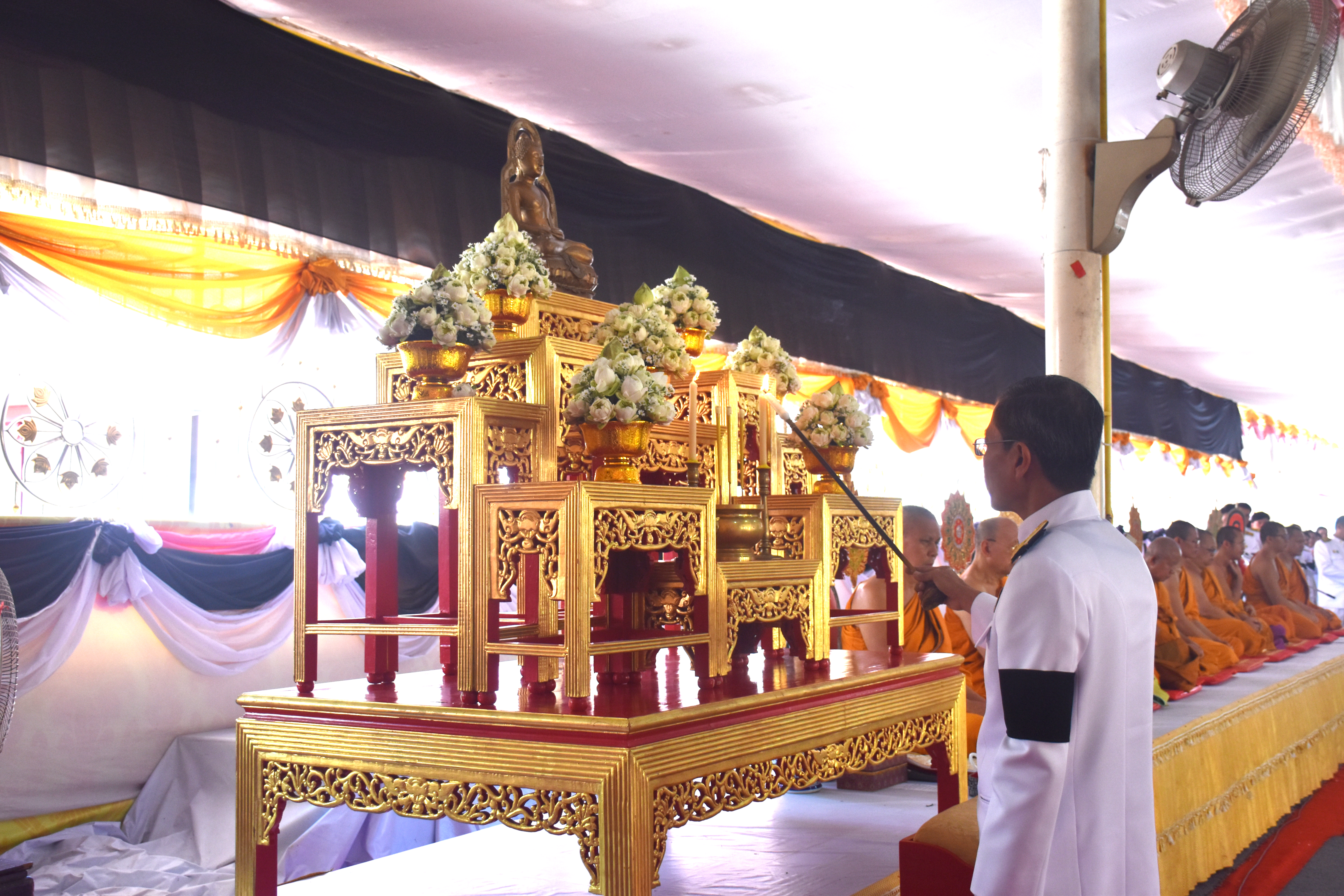 18 กันยายน 2560 นายเสน่ห์ นนทะโชติ ผู้ว่าราชการจังหวัดมหาสารคาม  เป็นประธานในพิธีอัญเชิญดอกไม้จันทน์ ตัวแทนจังหวัดและอำเภอ ณ วัดมหาชัยพระอารามหลวง ตำบลตลาด  อำเภอเมือมหาสารคาม จังหวัดมหาสารคาม