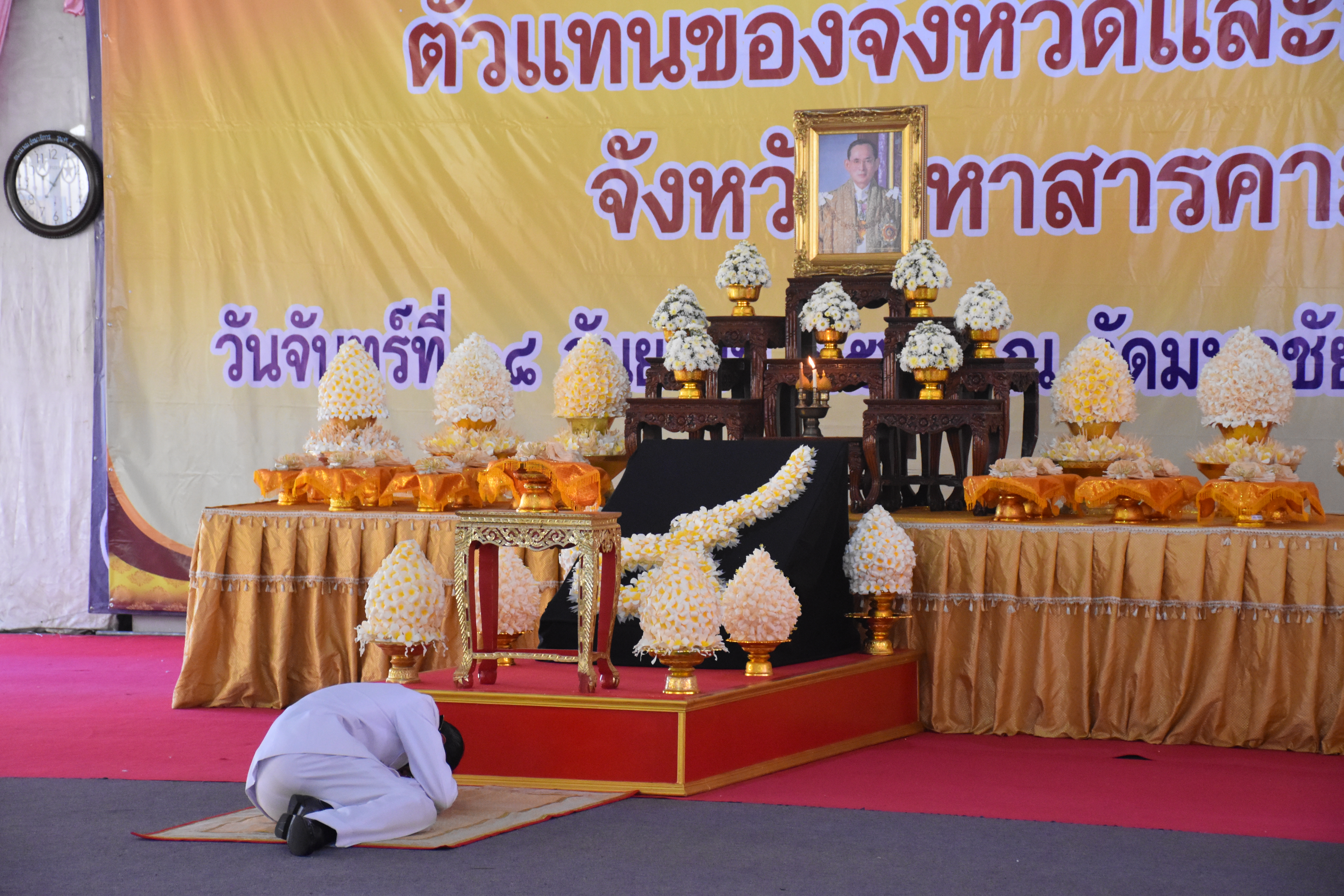 18 กันยายน 2560 นายเสน่ห์ นนทะโชติ ผู้ว่าราชการจังหวัดมหาสารคาม  เป็นประธานในพิธีอัญเชิญดอกไม้จันทน์ ตัวแทนจังหวัดและอำเภอ ณ วัดมหาชัยพระอารามหลวง ตำบลตลาด  อำเภอเมือมหาสารคาม จังหวัดมหาสารคาม