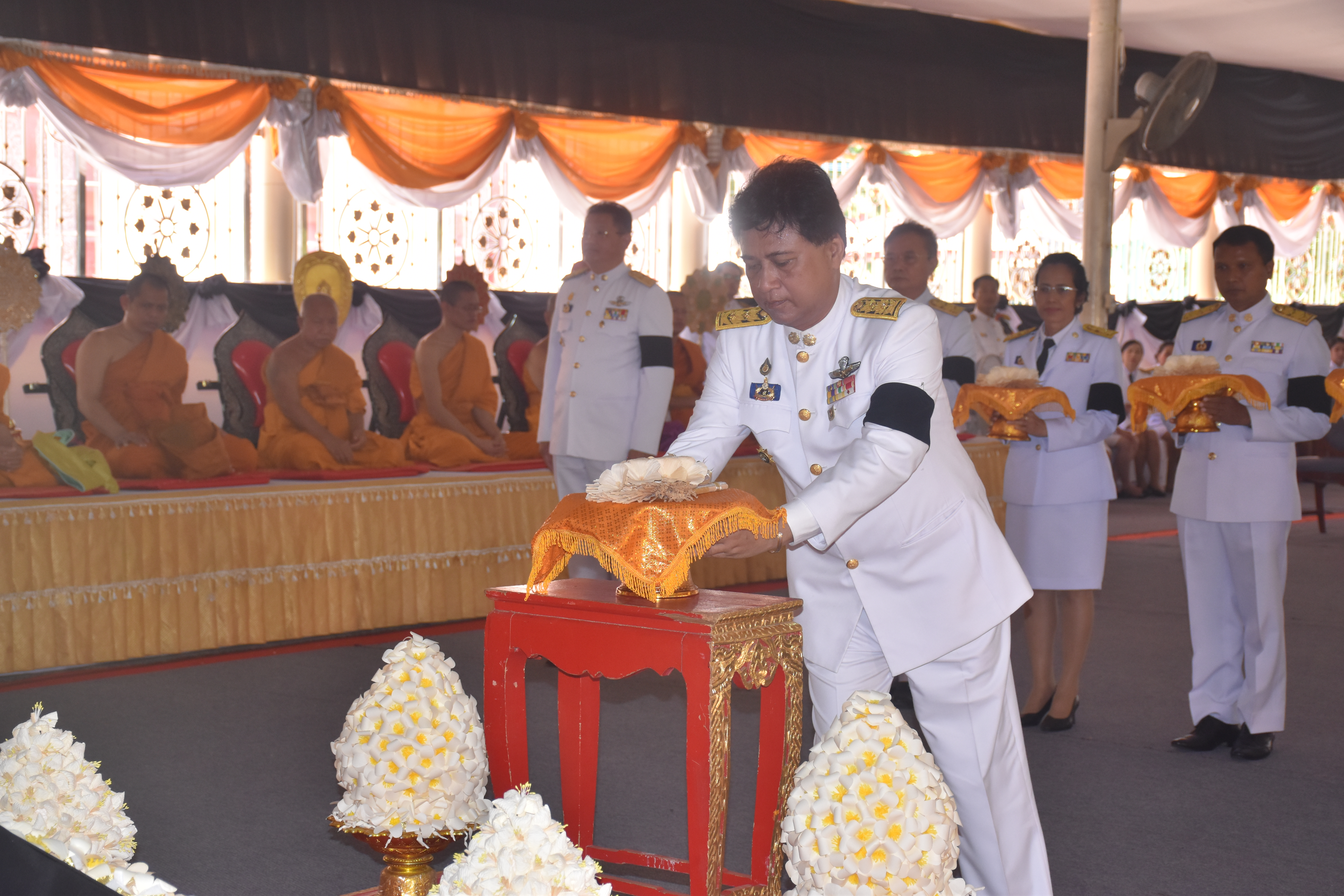 18 กันยายน 2560 นายเสน่ห์ นนทะโชติ ผู้ว่าราชการจังหวัดมหาสารคาม  เป็นประธานในพิธีอัญเชิญดอกไม้จันทน์ ตัวแทนจังหวัดและอำเภอ ณ วัดมหาชัยพระอารามหลวง ตำบลตลาด  อำเภอเมือมหาสารคาม จังหวัดมหาสารคาม