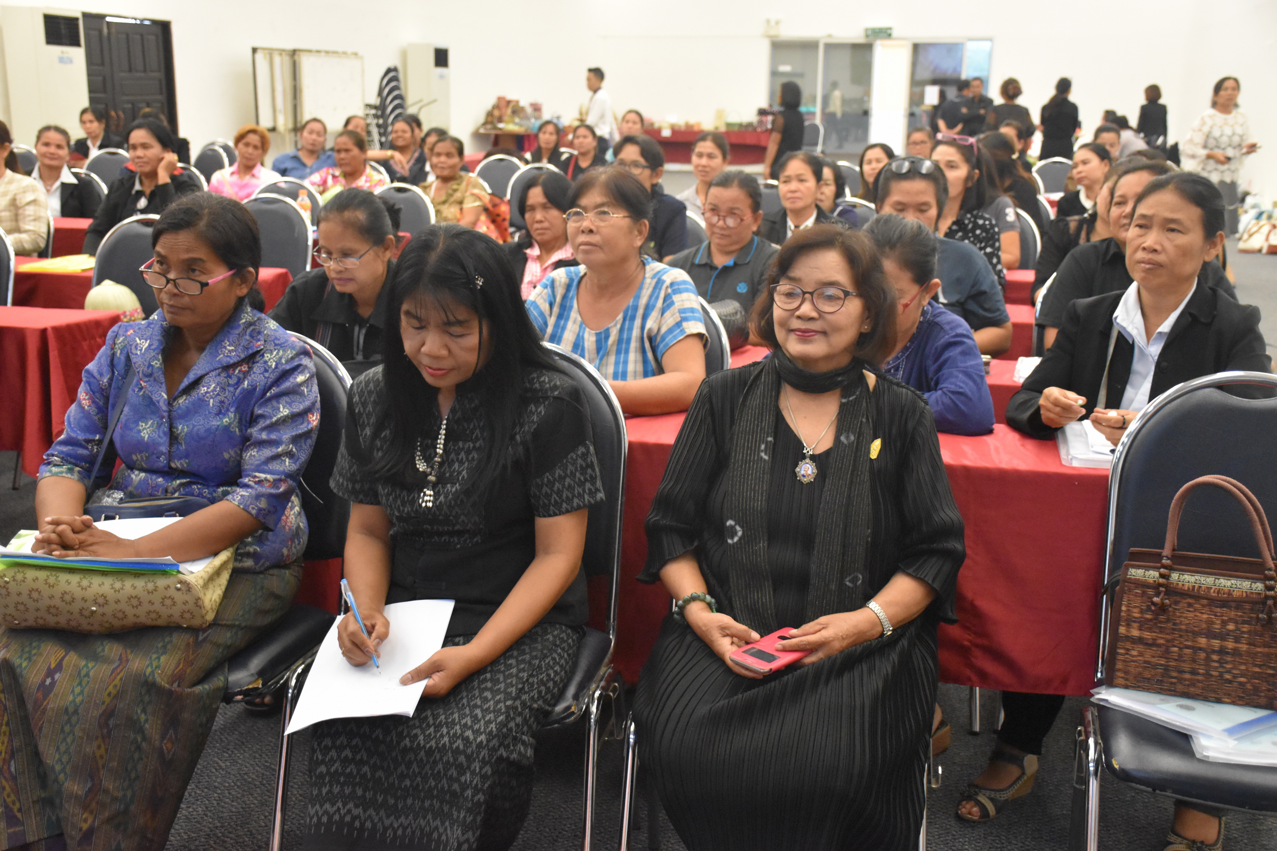 20 กันยายน 2560 นางสาวศศิธร ปัญญาไว พัฒนาการจังหวัดมหาสารคาม เป็นประธานเปิดการอบรมโครงการส่งเสริมองค์ความรู้ในการพัฒนาผลิตภัณฑ์กลุ่มอาชีพสตรี ระหว่างวันที่ 20-21 กันยายน 2560