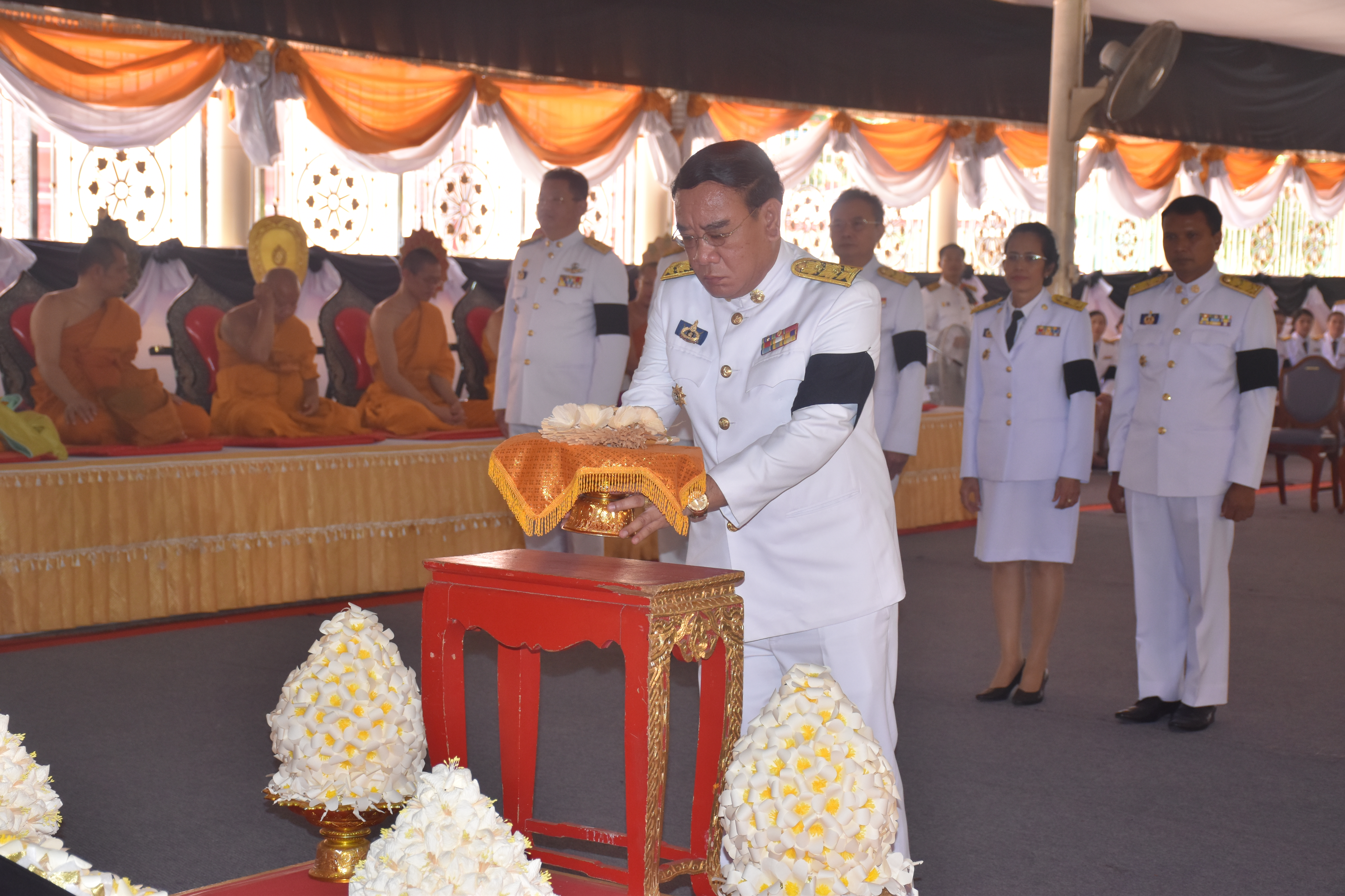 18 กันยายน 2560 นายเสน่ห์ นนทะโชติ ผู้ว่าราชการจังหวัดมหาสารคาม  เป็นประธานในพิธีอัญเชิญดอกไม้จันทน์ ตัวแทนจังหวัดและอำเภอ ณ วัดมหาชัยพระอารามหลวง ตำบลตลาด  อำเภอเมือมหาสารคาม จังหวัดมหาสารคาม