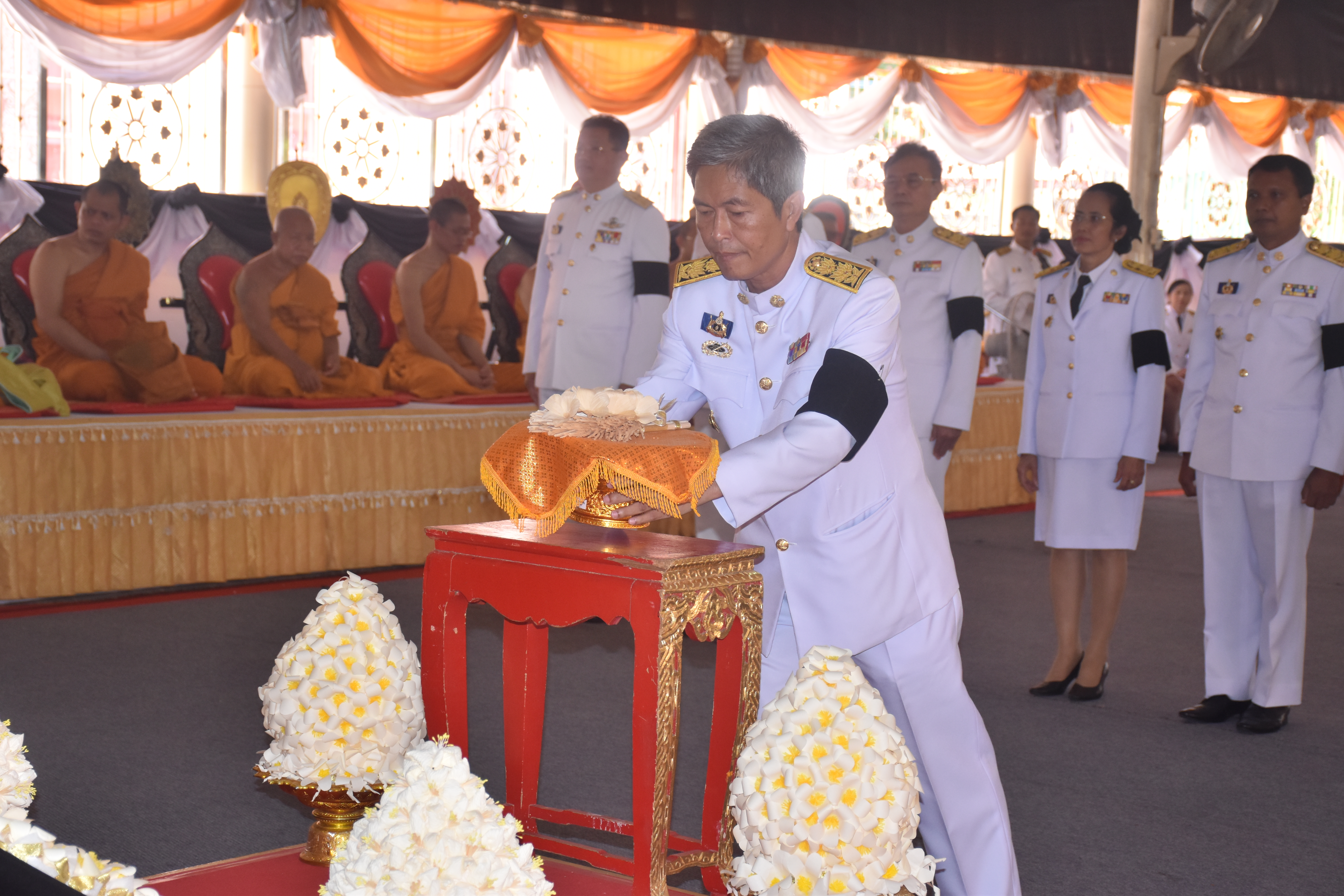 18 กันยายน 2560 นายเสน่ห์ นนทะโชติ ผู้ว่าราชการจังหวัดมหาสารคาม  เป็นประธานในพิธีอัญเชิญดอกไม้จันทน์ ตัวแทนจังหวัดและอำเภอ ณ วัดมหาชัยพระอารามหลวง ตำบลตลาด  อำเภอเมือมหาสารคาม จังหวัดมหาสารคาม