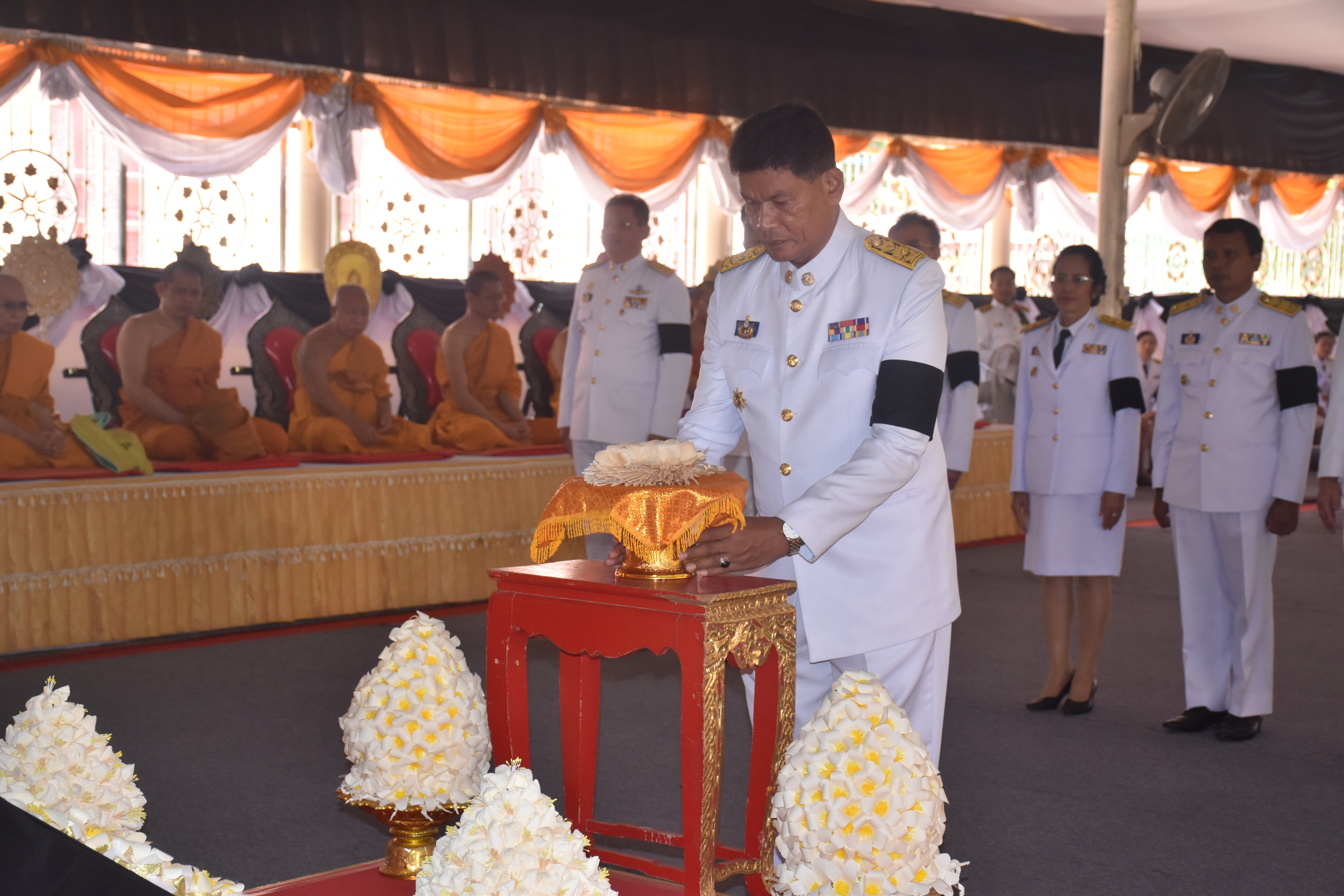 18 กันยายน 2560 นายเสน่ห์ นนทะโชติ ผู้ว่าราชการจังหวัดมหาสารคาม  เป็นประธานในพิธีอัญเชิญดอกไม้จันทน์ ตัวแทนจังหวัดและอำเภอ ณ วัดมหาชัยพระอารามหลวง ตำบลตลาด  อำเภอเมือมหาสารคาม จังหวัดมหาสารคาม