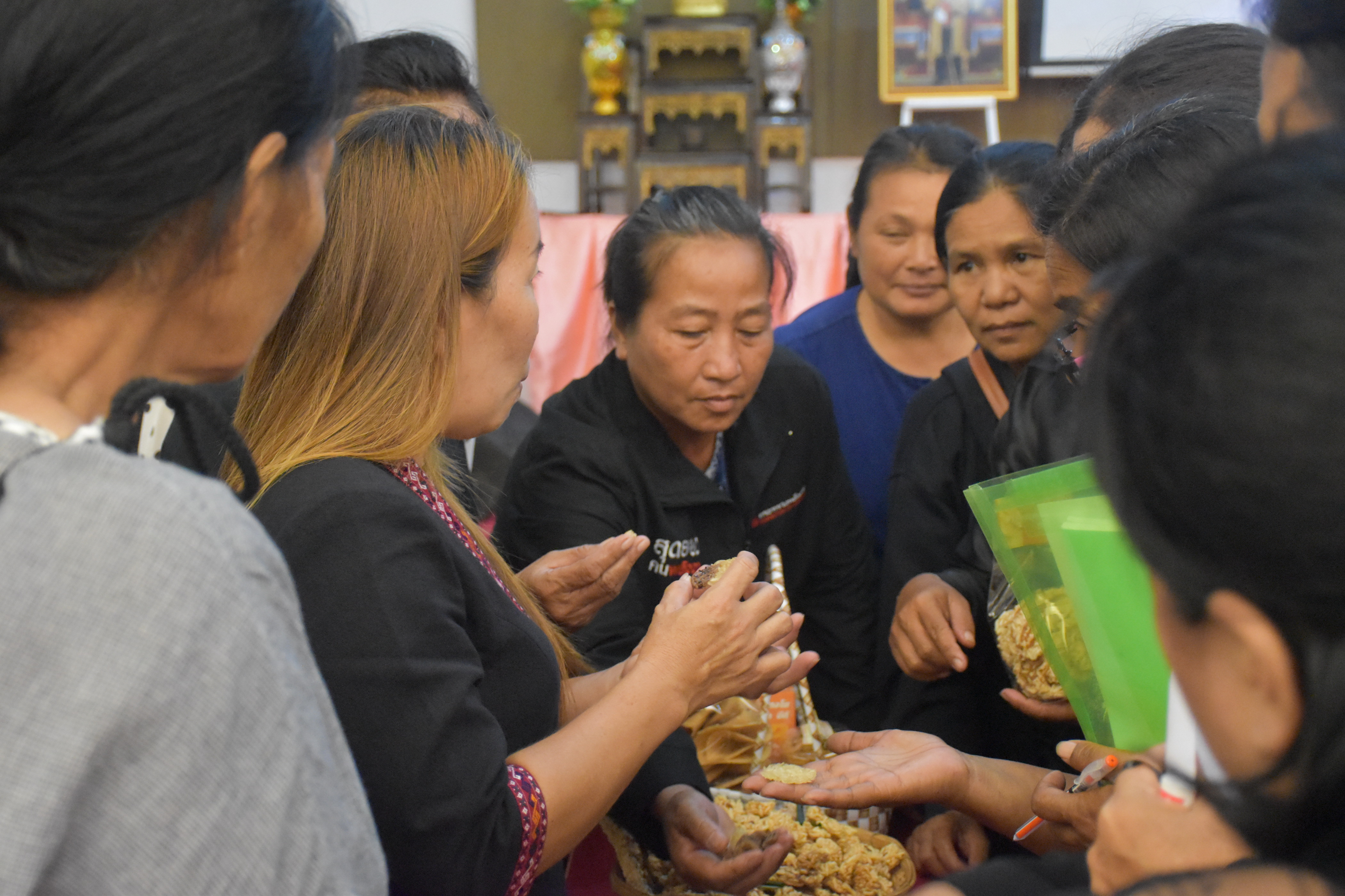 20 กันยายน 2560 นางสาวศศิธร ปัญญาไว พัฒนาการจังหวัดมหาสารคาม เป็นประธานเปิดการอบรมโครงการส่งเสริมองค์ความรู้ในการพัฒนาผลิตภัณฑ์กลุ่มอาชีพสตรี ระหว่างวันที่ 20-21 กันยายน 2560
