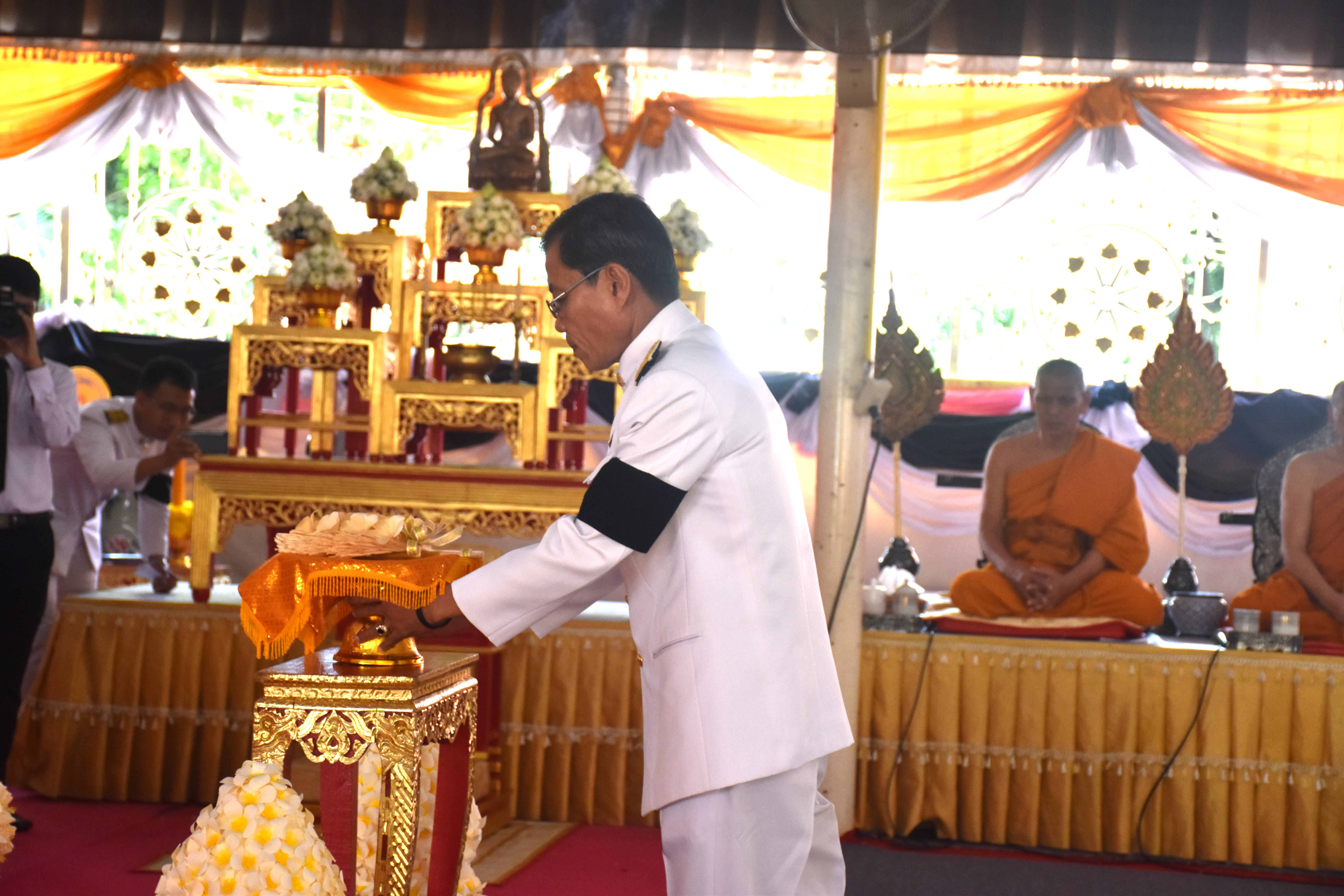 18 กันยายน 2560 นายเสน่ห์ นนทะโชติ ผู้ว่าราชการจังหวัดมหาสารคาม  เป็นประธานในพิธีอัญเชิญดอกไม้จันทน์ ตัวแทนจังหวัดและอำเภอ ณ วัดมหาชัยพระอารามหลวง ตำบลตลาด  อำเภอเมือมหาสารคาม จังหวัดมหาสารคาม