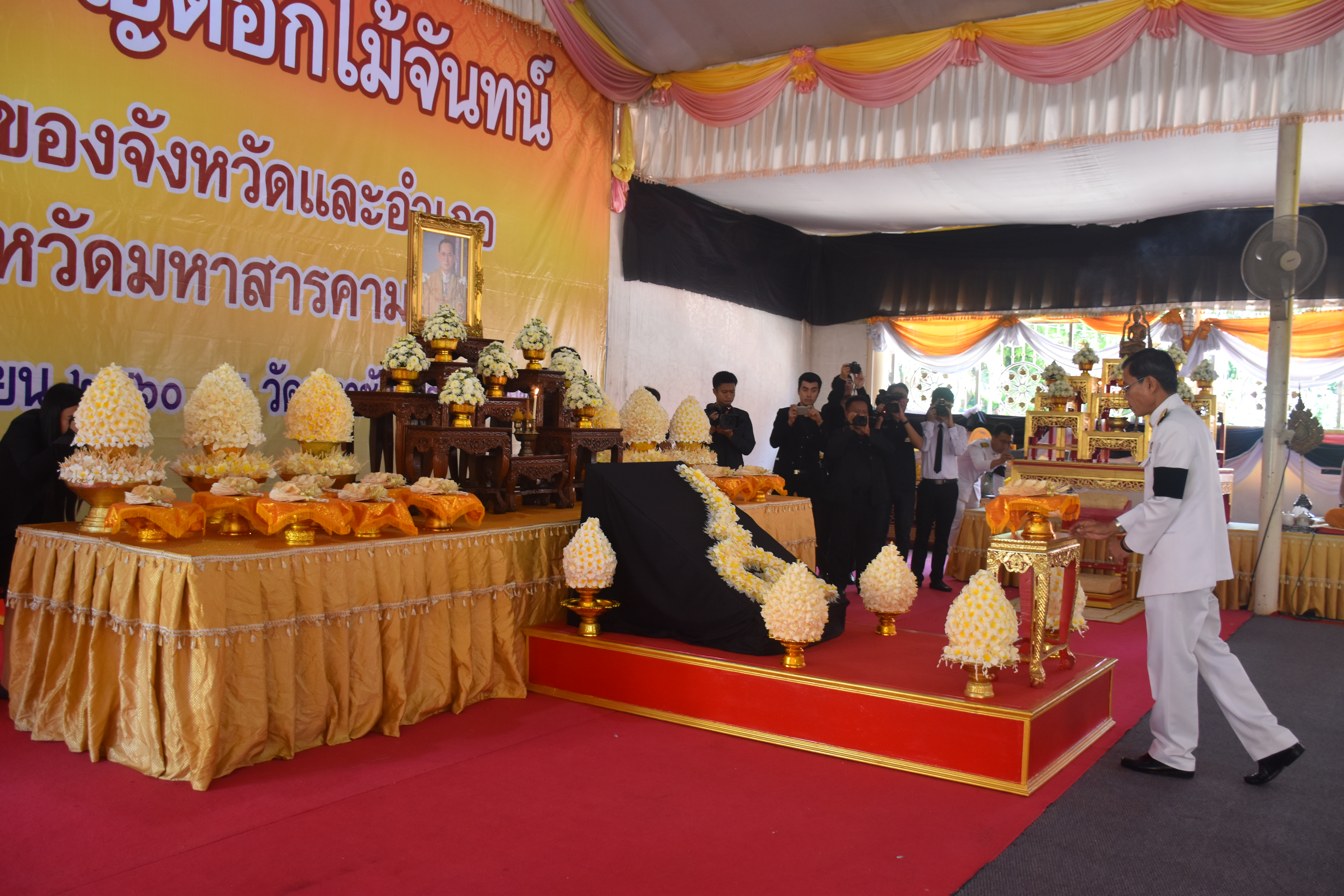 18 กันยายน 2560 นายเสน่ห์ นนทะโชติ ผู้ว่าราชการจังหวัดมหาสารคาม  เป็นประธานในพิธีอัญเชิญดอกไม้จันทน์ ตัวแทนจังหวัดและอำเภอ ณ วัดมหาชัยพระอารามหลวง ตำบลตลาด  อำเภอเมือมหาสารคาม จังหวัดมหาสารคาม