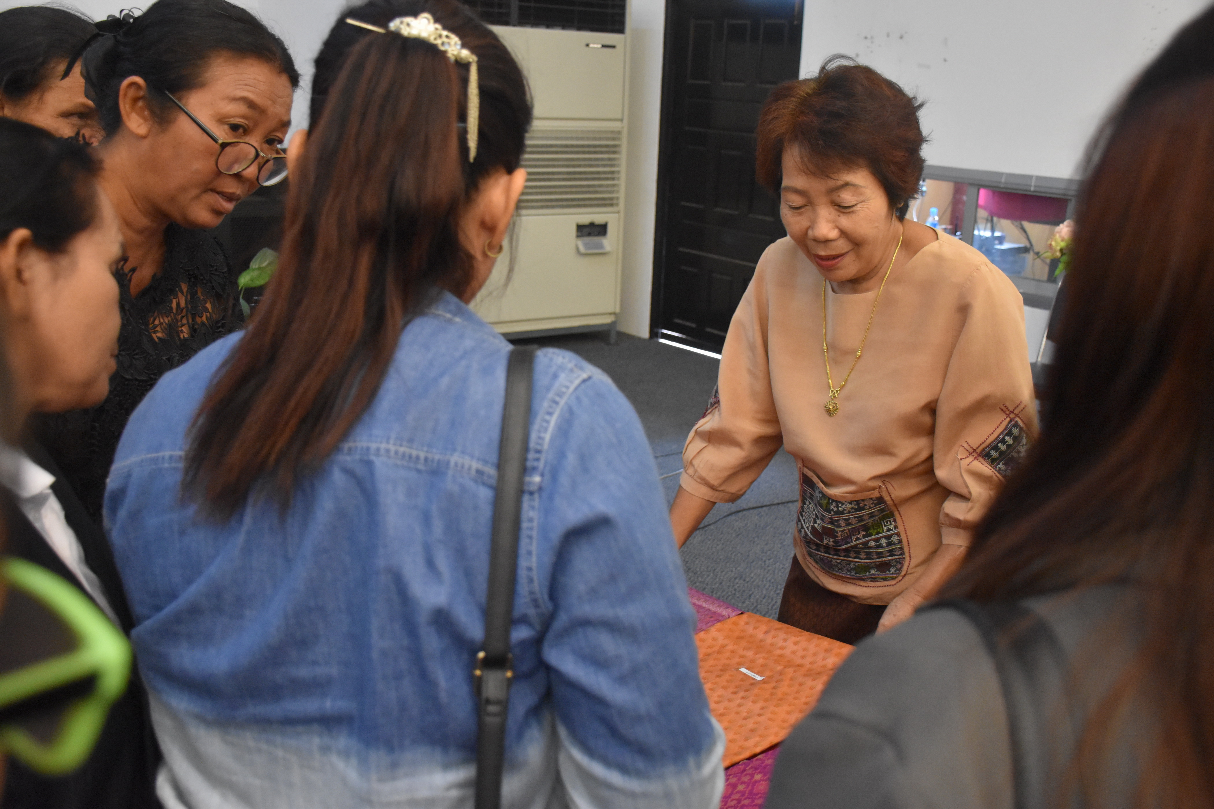 20 กันยายน 2560 นางสาวศศิธร ปัญญาไว พัฒนาการจังหวัดมหาสารคาม เป็นประธานเปิดการอบรมโครงการส่งเสริมองค์ความรู้ในการพัฒนาผลิตภัณฑ์กลุ่มอาชีพสตรี ระหว่างวันที่ 20-21 กันยายน 2560