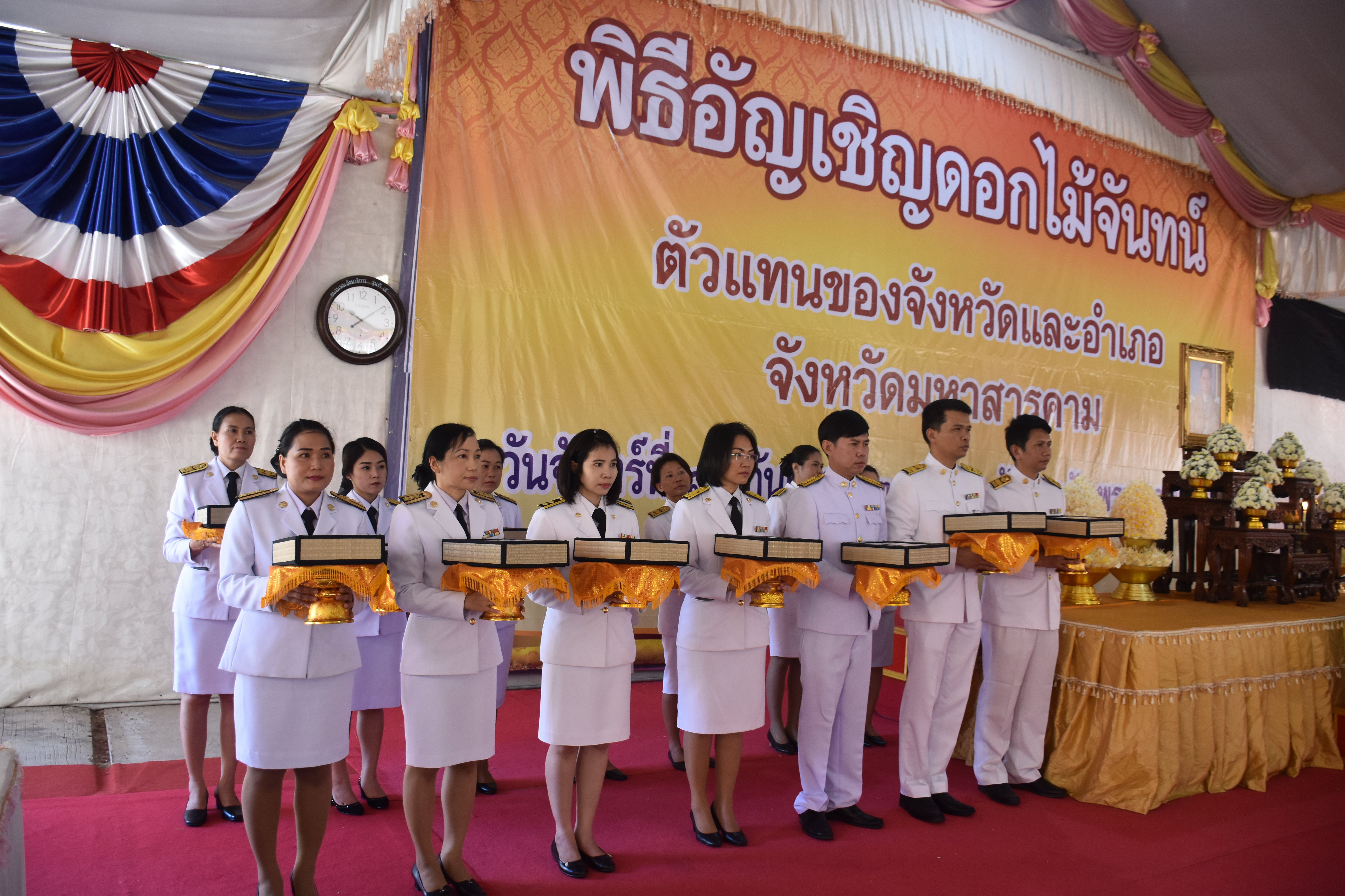 18 กันยายน 2560 นายเสน่ห์ นนทะโชติ ผู้ว่าราชการจังหวัดมหาสารคาม  เป็นประธานในพิธีอัญเชิญดอกไม้จันทน์ ตัวแทนจังหวัดและอำเภอ ณ วัดมหาชัยพระอารามหลวง ตำบลตลาด  อำเภอเมือมหาสารคาม จังหวัดมหาสารคาม