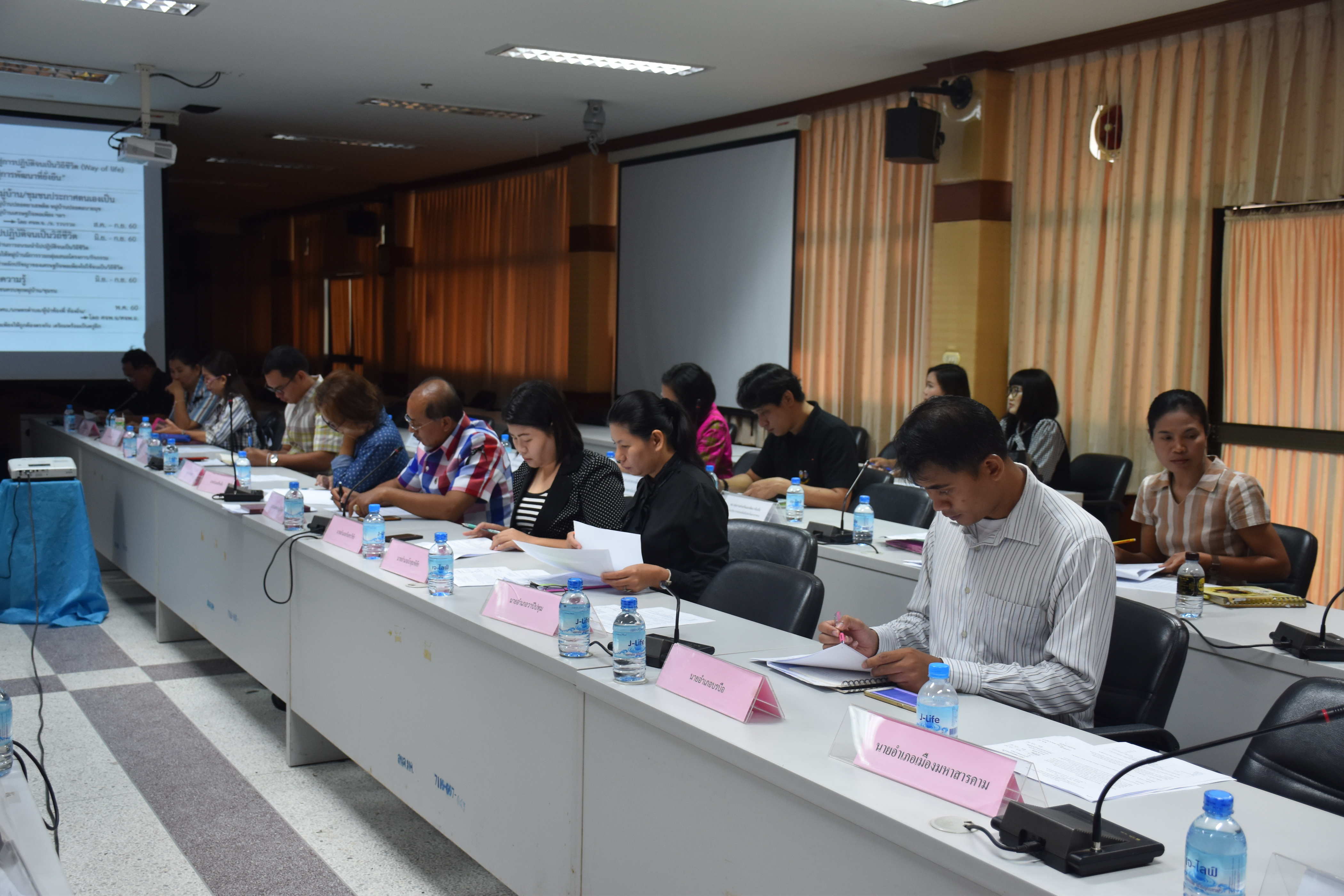22 กันยายน 2560 นางไพเราะ รอยตระกูล รองผู้ว่าราชการจังหวัดมหาสารคาม เป็นประธานการประชุมคณะกรรมการบริหารศูนย์อำนวยการขจัดความยากจนและพัฒนาชนบทตามหลักปรัชญาของเศรษฐกิจพอเพียงจังหวัด (ศจพ.จ.) ครั้งที่ 2/2560