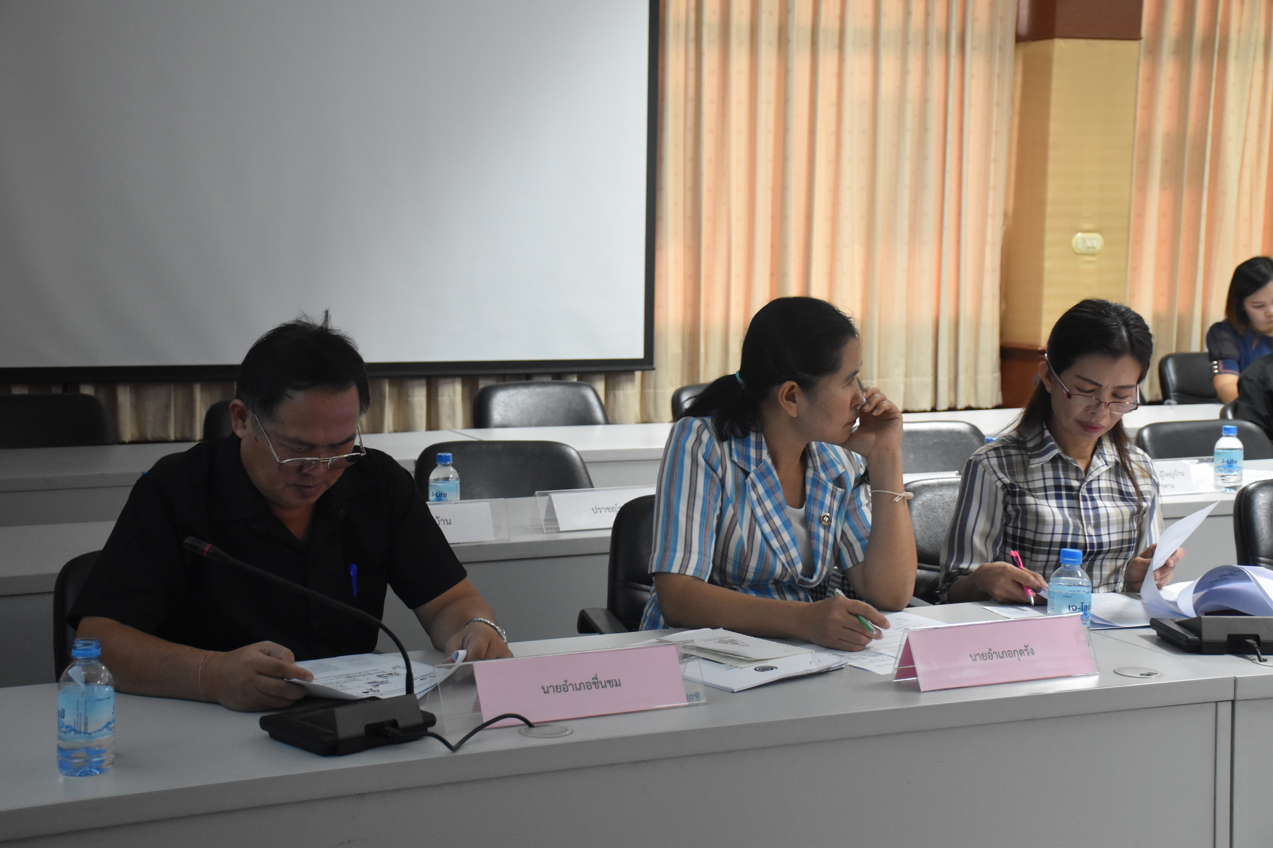 22 กันยายน 2560 นางไพเราะ รอยตระกูล รองผู้ว่าราชการจังหวัดมหาสารคาม เป็นประธานการประชุมคณะกรรมการบริหารศูนย์อำนวยการขจัดความยากจนและพัฒนาชนบทตามหลักปรัชญาของเศรษฐกิจพอเพียงจังหวัด (ศจพ.จ.) ครั้งที่ 2/2560