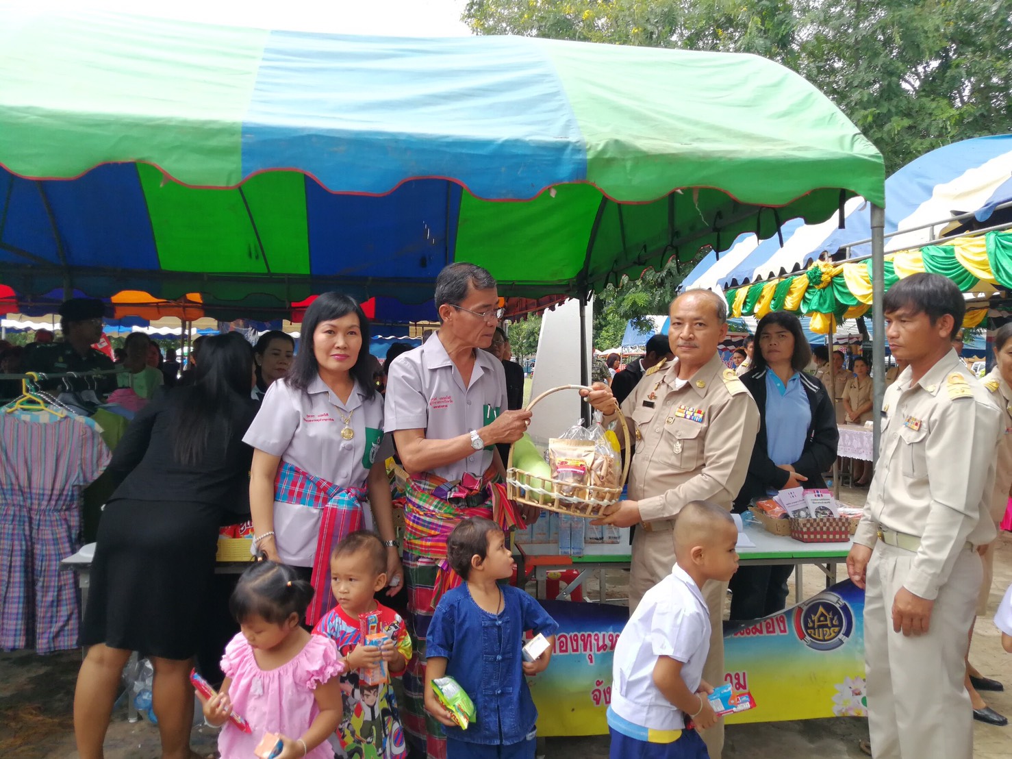 20 กันยายน 2560 นายเสน่ห์ นนทะโชติ ผู้ว่าราชการจังหวัดมหาสารคาม เป็นประธานการออกบริการประชาชนตามโครงการปกป้องและเชิดชูสถาบันพระมหากษัตริย์ และหน่วยบำบัดทุกข์บำรุงสุขสร้างรอยยิ้มให้ประชาชนจังหวัดมหาสารคาม ปีงบประมาณ 2560