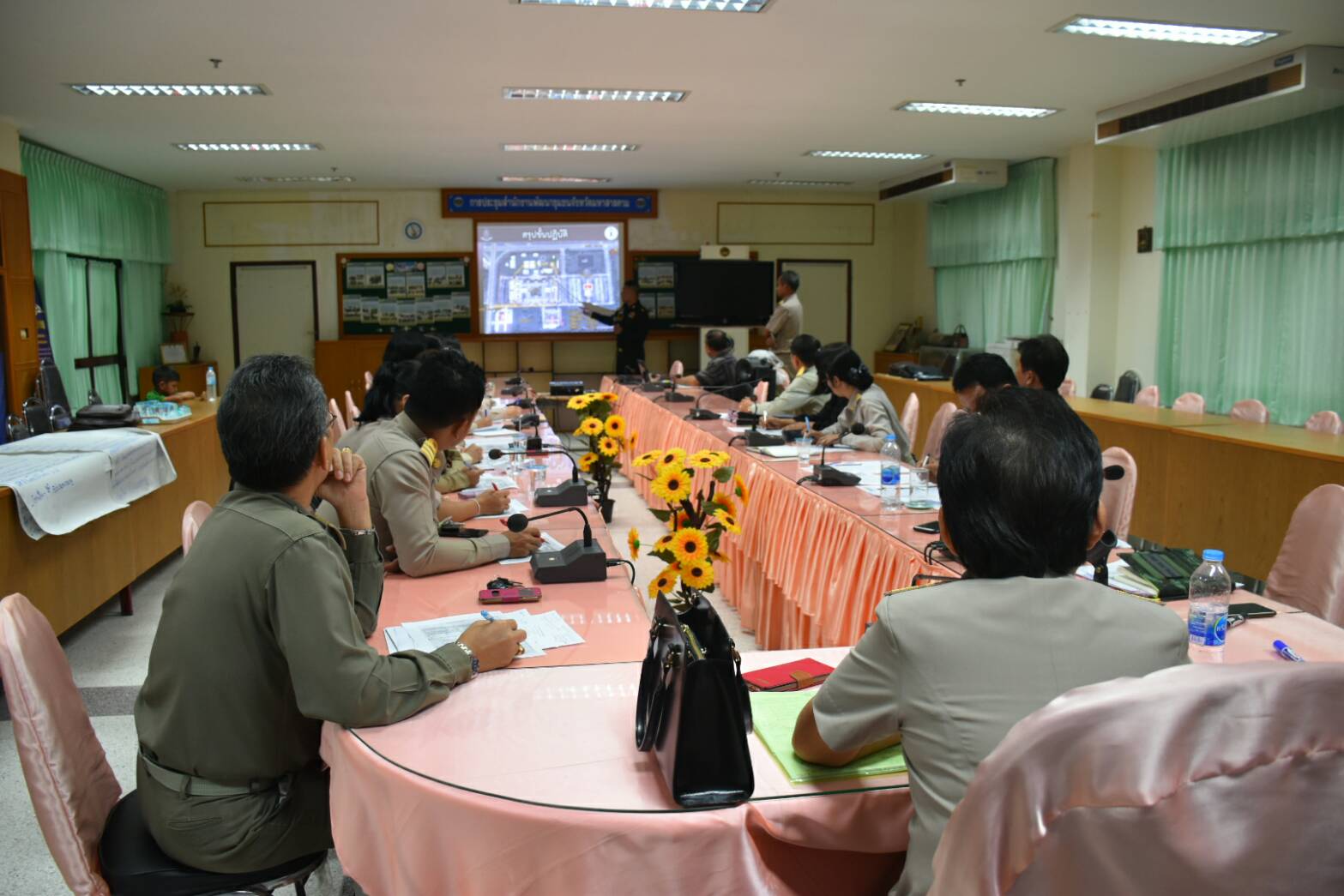 16 ตุลาคม 2560 การประชุมคณะทำงานดอกไม้จันทน์สำหรับประชาชน ในพระราชพิธีถวายพระเพลิงพระบรมศพพระบาทสมเด็จพระปรมินทรมหาภูมิพลอดุลยเดช บรมนาถบพิตร จังหวัดมหาสารคาม