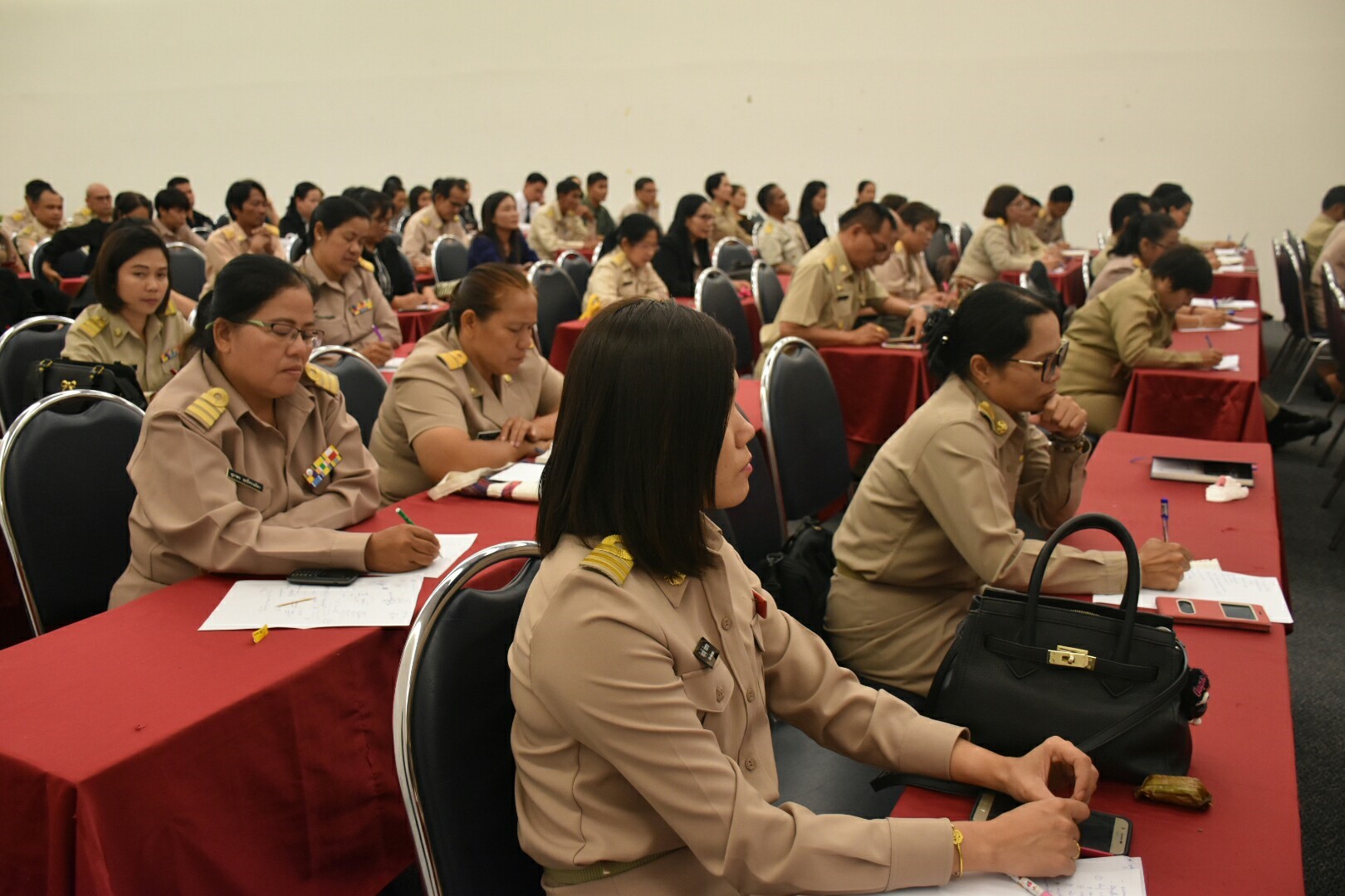 16 ตุลาคม 2560 นางบุญยิ่ง เทศน้อย พัฒนาการจังหวัดมหาสารคาม มอบแนวทางการปฏิบัติงานและนโยบายการขับเคลื่อนงานสำนักงานพัฒนาชุมชนจังหวัด ประจำปีงบประมาณ พ.ศ.2561