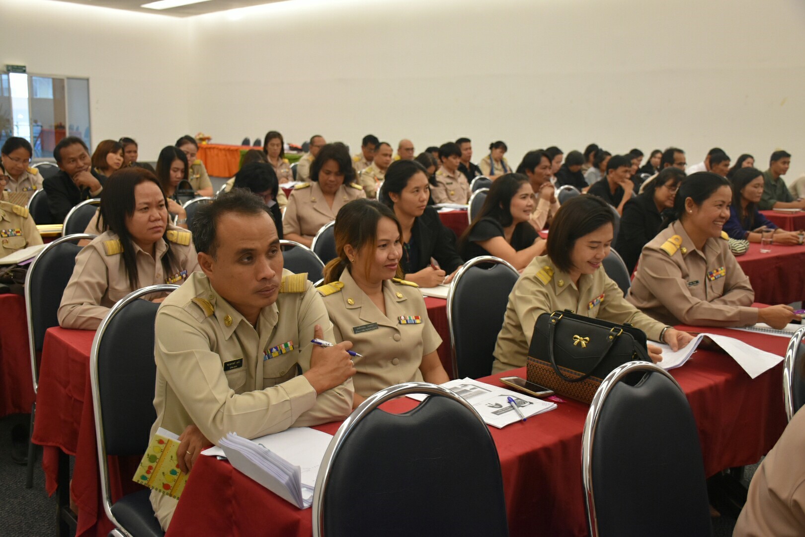 16 ตุลาคม 2560 นางบุญยิ่ง เทศน้อย พัฒนาการจังหวัดมหาสารคาม มอบแนวทางการปฏิบัติงานและนโยบายการขับเคลื่อนงานสำนักงานพัฒนาชุมชนจังหวัด ประจำปีงบประมาณ พ.ศ.2561