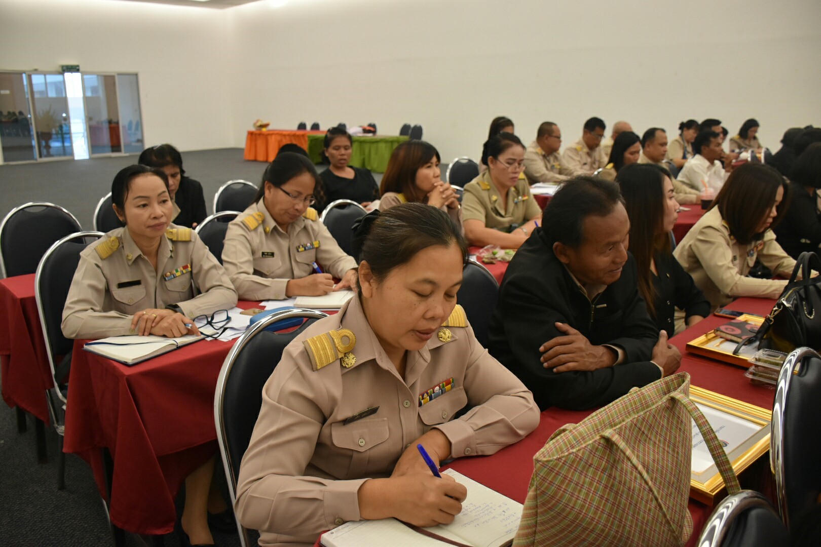 16 ตุลาคม 2560 นางบุญยิ่ง เทศน้อย พัฒนาการจังหวัดมหาสารคาม มอบแนวทางการปฏิบัติงานและนโยบายการขับเคลื่อนงานสำนักงานพัฒนาชุมชนจังหวัด ประจำปีงบประมาณ พ.ศ.2561