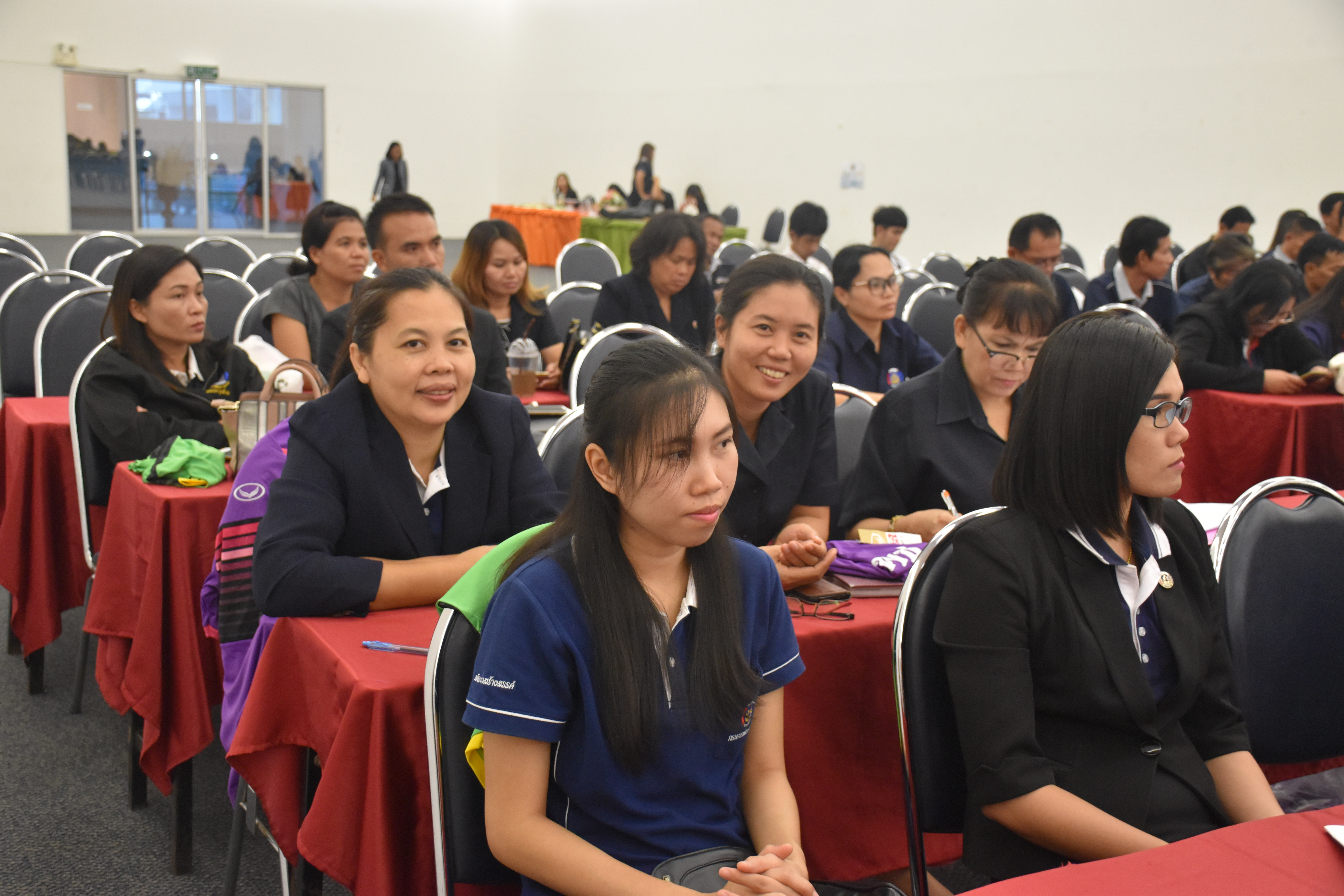 27 กันยายน 2560  นางไพเราะ รอยตระกูล รองผู้ว่าราชการจังหวัดมหาสารคาม เป็นประธานเปิดโครงการสานพลังขับเคลื่อนเศรษฐกิจฐานราก “ก้าวสู่ปีที่ 56 เศรษฐกิจครัวเรือนมีความมั่นคง ประชาชนมีความสุขอย่างยั่งยืน”