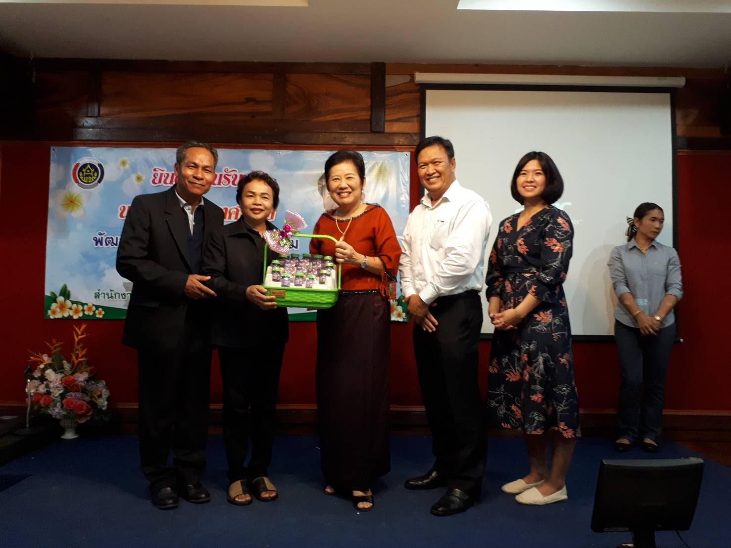1 ตุลาคม 2560  สำนักงานพัฒนาชุมชนจังหวัดมหาสารคาม ให้การต้อนรับ นางบุญยิ่ง เทศน้อย พัฒนาการจังหวัดมหาสารคาม เนื่องในโอกาสย้ายมาดำรงตำแหน่งพัฒนาการจังหวัดมหาสารคาม