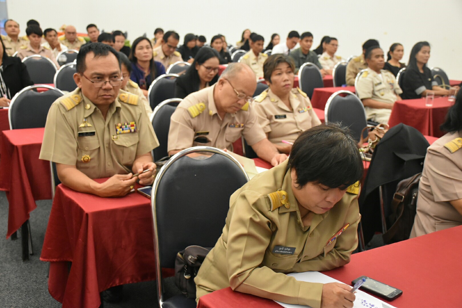 16 ตุลาคม 2560 นางบุญยิ่ง เทศน้อย พัฒนาการจังหวัดมหาสารคาม มอบแนวทางการปฏิบัติงานและนโยบายการขับเคลื่อนงานสำนักงานพัฒนาชุมชนจังหวัด ประจำปีงบประมาณ พ.ศ.2561