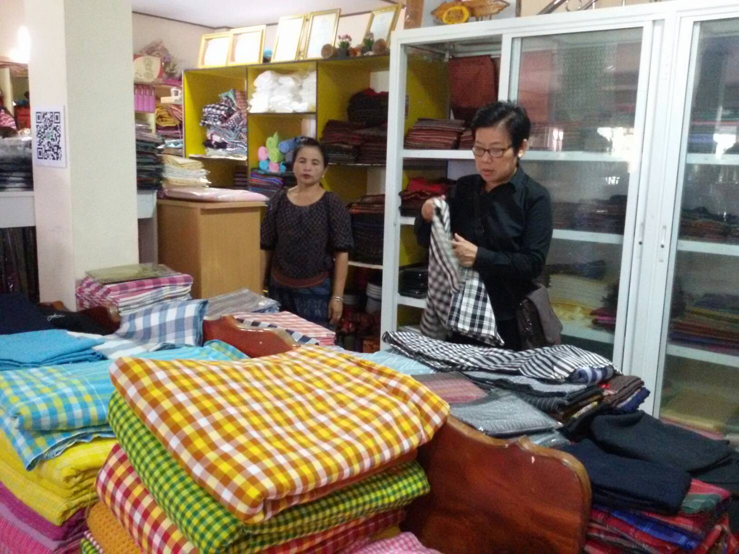 6 ตุลาคม 2560  นางบุญยิ่ง เทศน้อย พัฒนาการจังหวัดมหาสารคาม ลงพื้นที่เยี่ยมชมและสนับสนุนศูนย์จำหน่ายสินค้า OTOP บ้านหนองเขื่อนช้าง ตำบลท่าสองคอน อำเภอเมืองมหาสารคาม จังหวัดมหาสารคาม