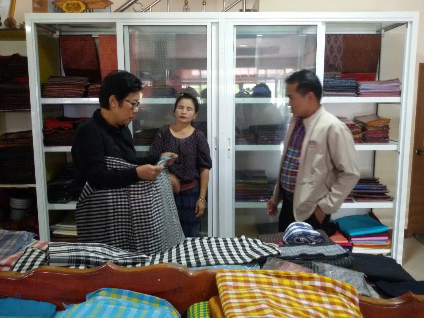 6 ตุลาคม 2560  นางบุญยิ่ง เทศน้อย พัฒนาการจังหวัดมหาสารคาม ลงพื้นที่เยี่ยมชมและสนับสนุนศูนย์จำหน่ายสินค้า OTOP บ้านหนองเขื่อนช้าง ตำบลท่าสองคอน อำเภอเมืองมหาสารคาม จังหวัดมหาสารคาม