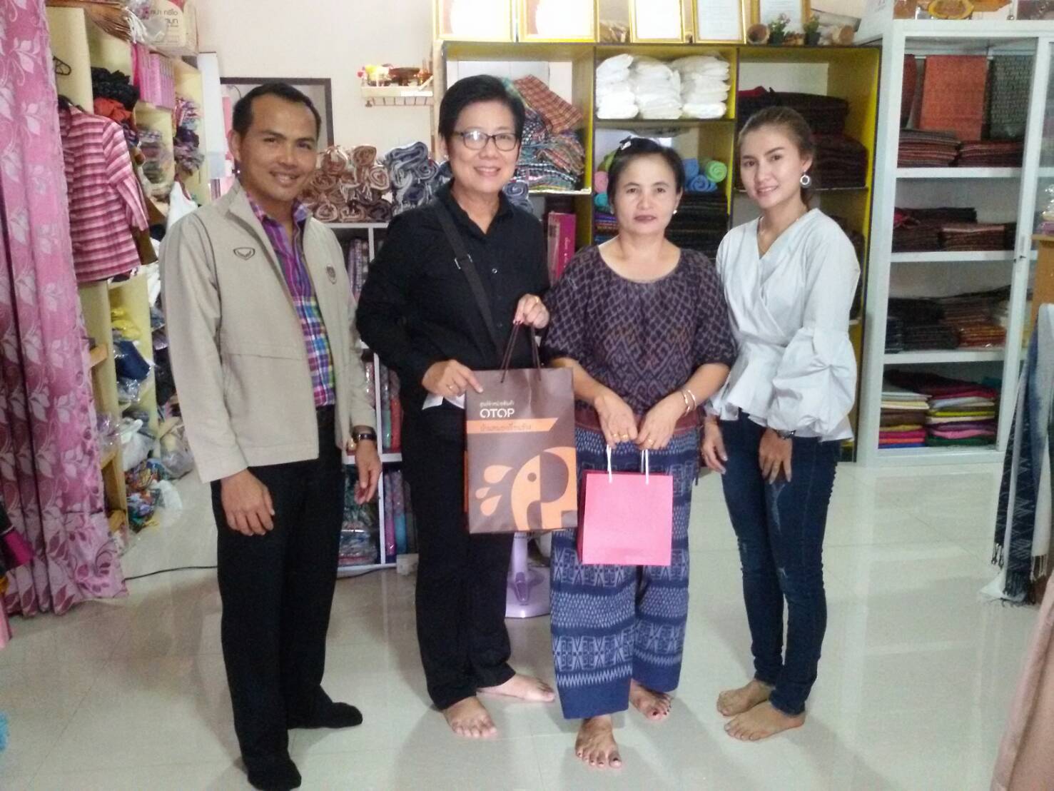6 ตุลาคม 2560  นางบุญยิ่ง เทศน้อย พัฒนาการจังหวัดมหาสารคาม ลงพื้นที่เยี่ยมชมและสนับสนุนศูนย์จำหน่ายสินค้า OTOP บ้านหนองเขื่อนช้าง ตำบลท่าสองคอน อำเภอเมืองมหาสารคาม จังหวัดมหาสารคาม