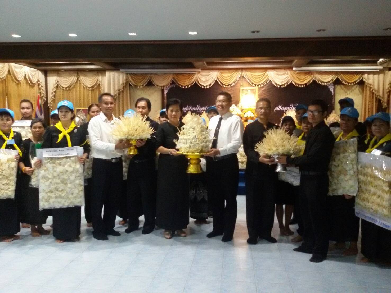 11 ตุลาคม 2560  อำเภอเมืองมหาสารคาม ส่งมอบดอกไม้จันทน์พระราชทานให้จังหวัดมหาสารคาม จำนวน 214,580 ดอก