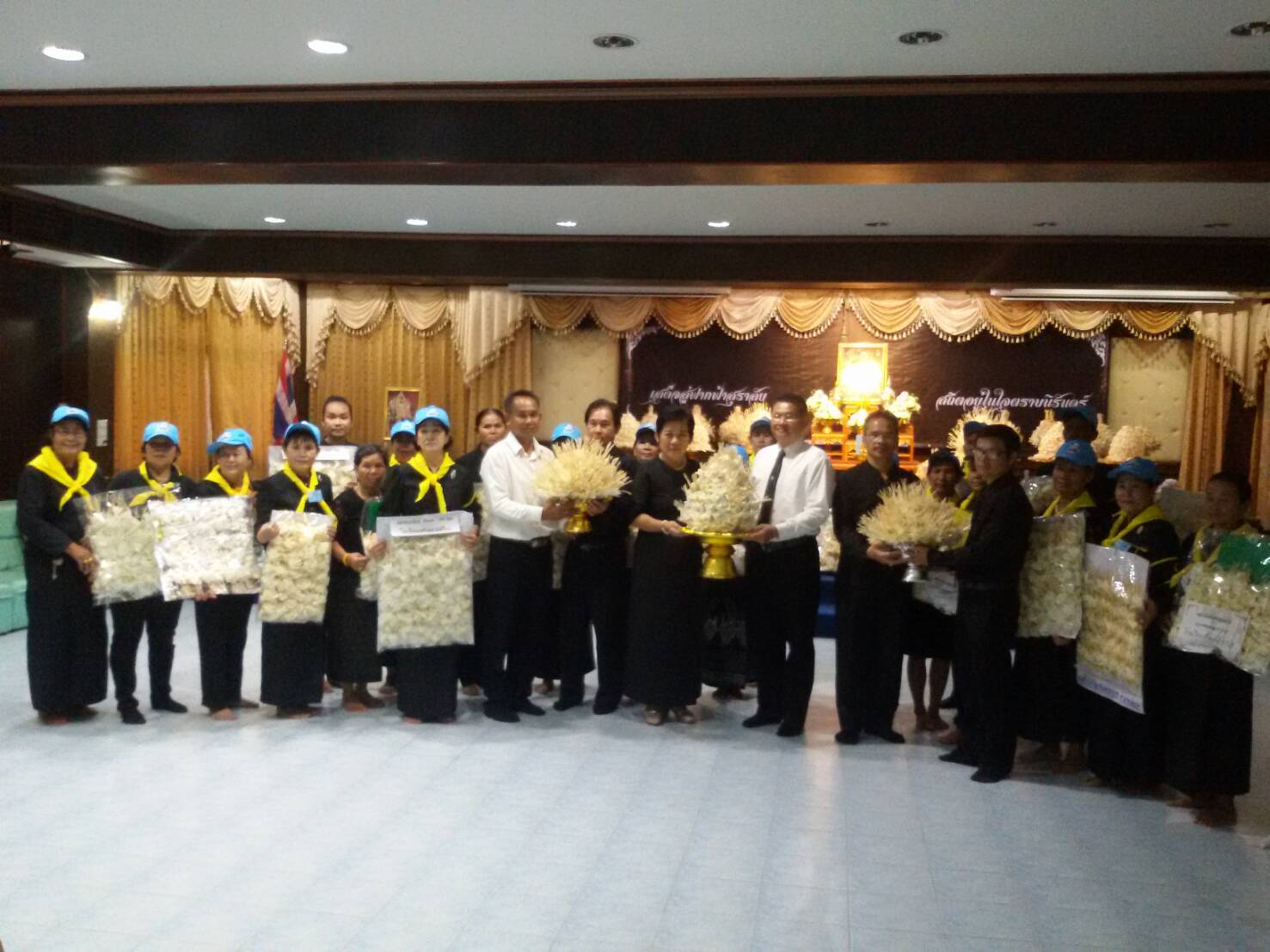 11 ตุลาคม 2560  อำเภอเมืองมหาสารคาม ส่งมอบดอกไม้จันทน์พระราชทานให้จังหวัดมหาสารคาม จำนวน 214,580 ดอก