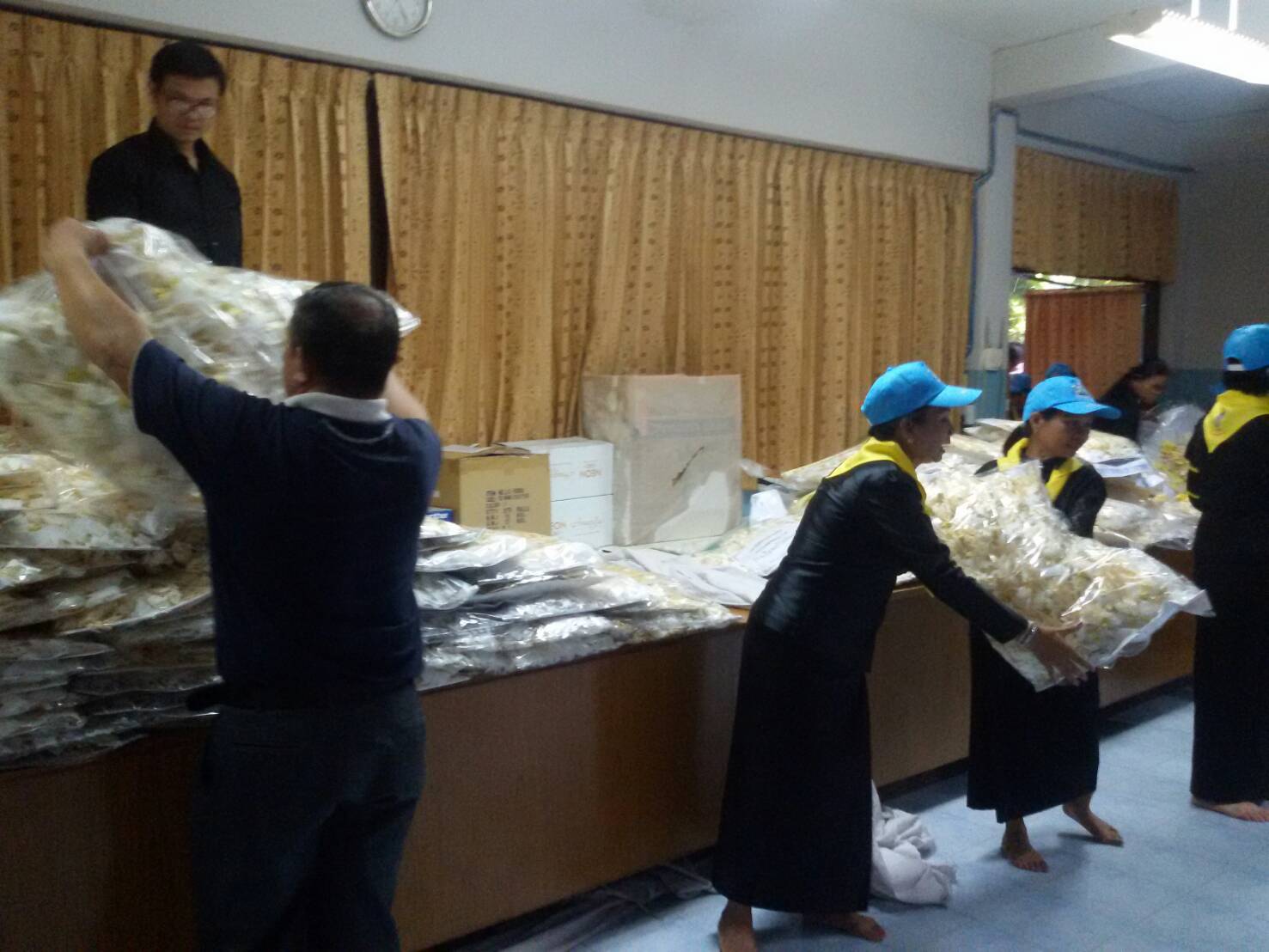 11 ตุลาคม 2560  อำเภอเมืองมหาสารคาม ส่งมอบดอกไม้จันทน์พระราชทานให้จังหวัดมหาสารคาม จำนวน 214,580 ดอก