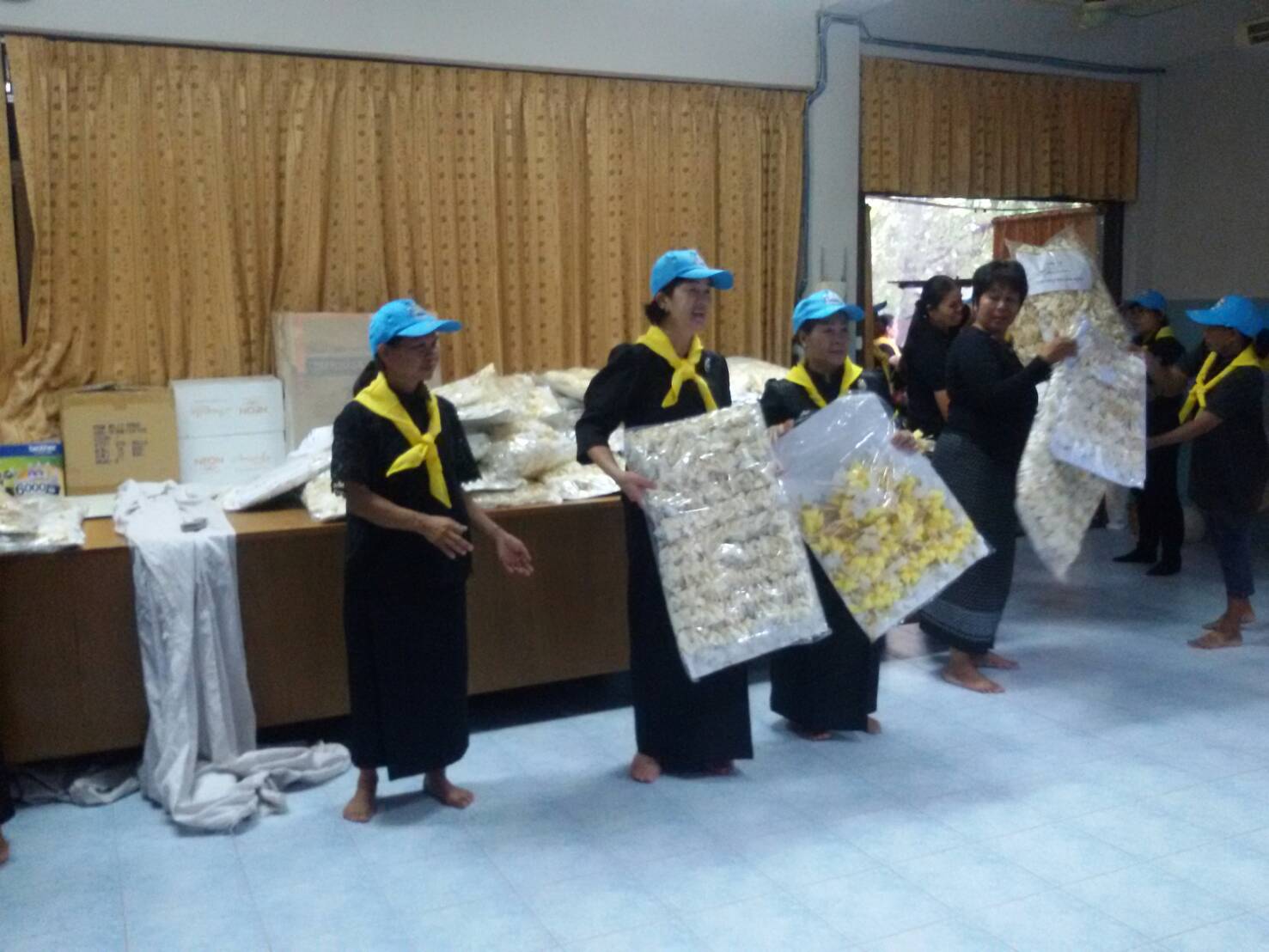 11 ตุลาคม 2560  อำเภอเมืองมหาสารคาม ส่งมอบดอกไม้จันทน์พระราชทานให้จังหวัดมหาสารคาม จำนวน 214,580 ดอก
