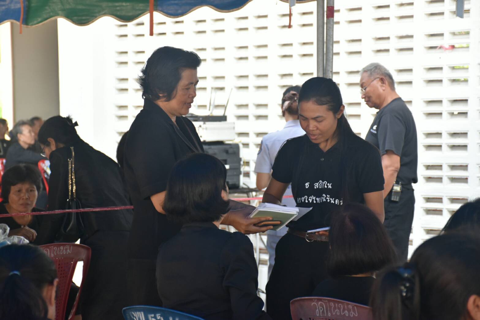11 ตุลาคม 2560 การประชุมชี้แจงประชาชนจิตอาสาเฉพาะกิจ พระราชพิธีถวายพระเพลิงพระบรมศพพระบาทสมเด็จพระปรมินทรมหาภูมิพลอดุลยเดช บรมนาถบพิตร ประเภทงานดอกไม้จันทน์