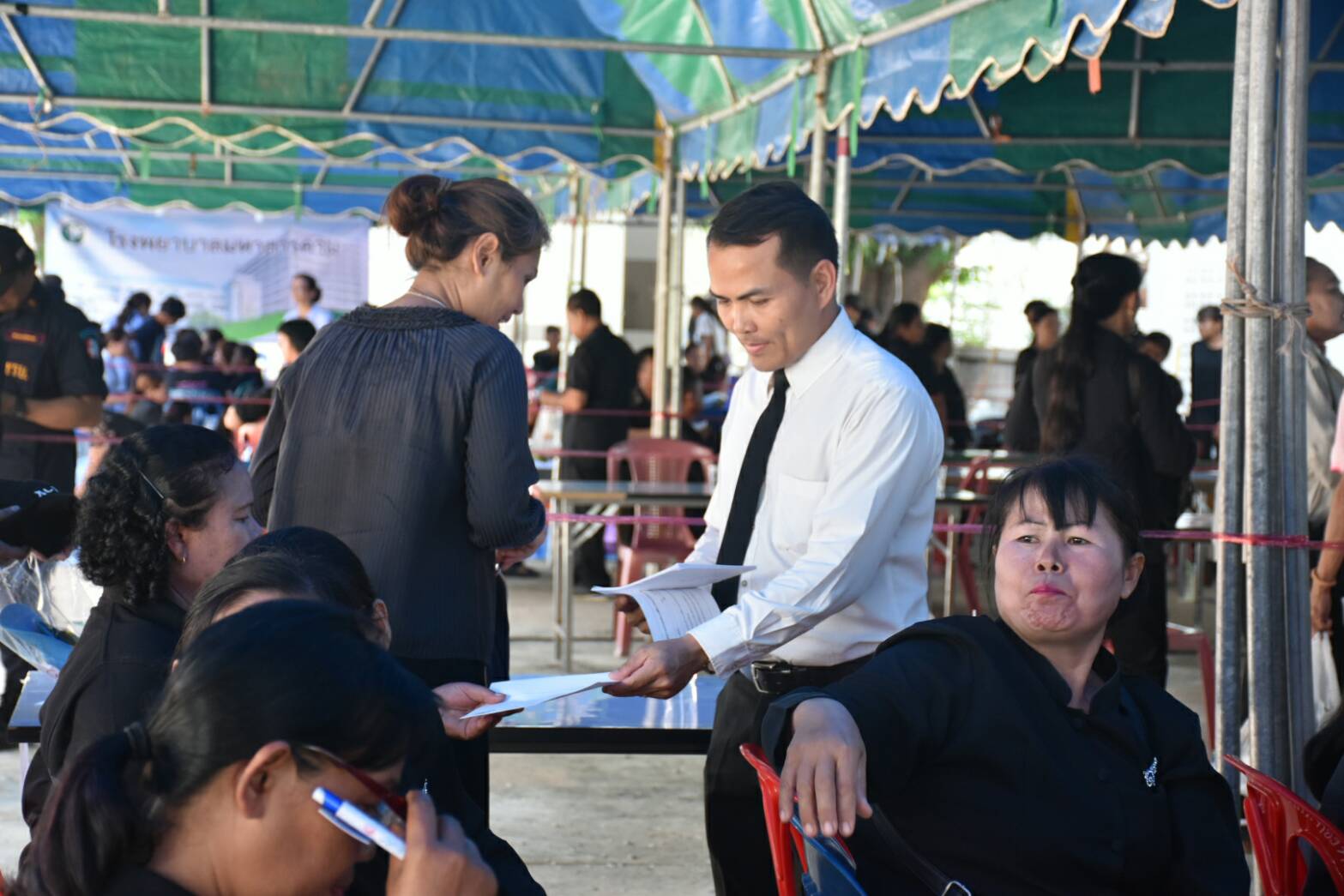 11 ตุลาคม 2560 การประชุมชี้แจงประชาชนจิตอาสาเฉพาะกิจ พระราชพิธีถวายพระเพลิงพระบรมศพพระบาทสมเด็จพระปรมินทรมหาภูมิพลอดุลยเดช บรมนาถบพิตร ประเภทงานดอกไม้จันทน์