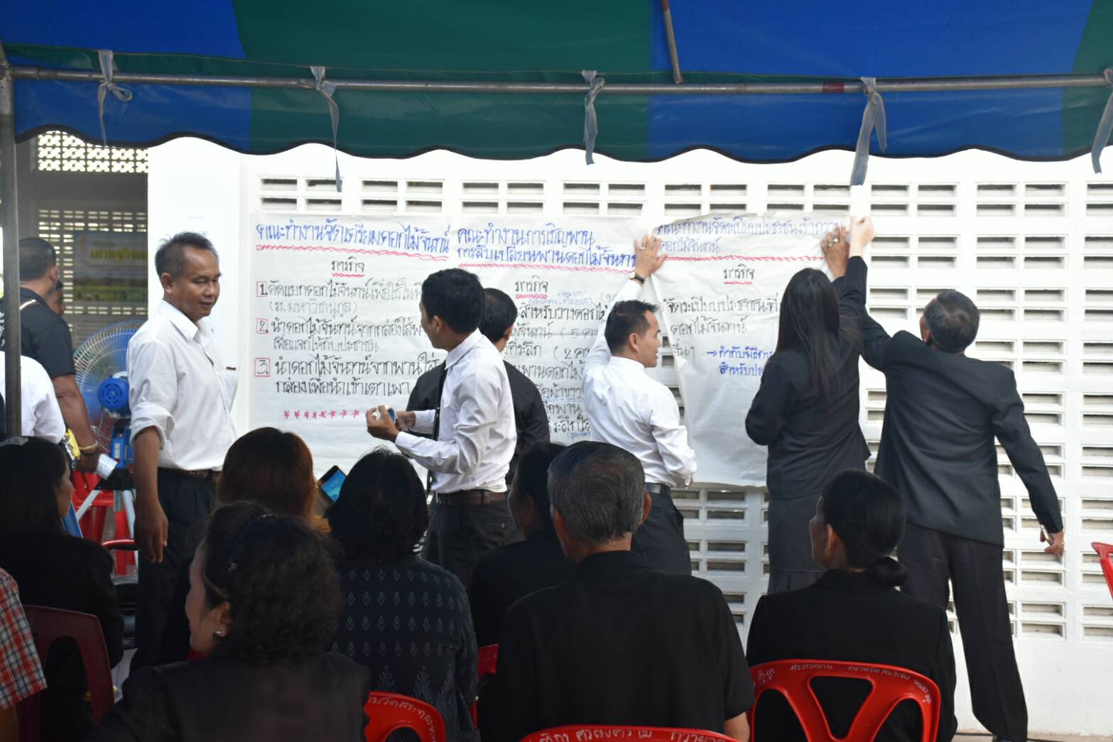 11 ตุลาคม 2560 การประชุมชี้แจงประชาชนจิตอาสาเฉพาะกิจ พระราชพิธีถวายพระเพลิงพระบรมศพพระบาทสมเด็จพระปรมินทรมหาภูมิพลอดุลยเดช บรมนาถบพิตร ประเภทงานดอกไม้จันทน์