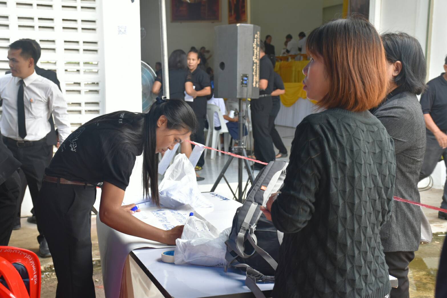11 ตุลาคม 2560 การประชุมชี้แจงประชาชนจิตอาสาเฉพาะกิจ พระราชพิธีถวายพระเพลิงพระบรมศพพระบาทสมเด็จพระปรมินทรมหาภูมิพลอดุลยเดช บรมนาถบพิตร ประเภทงานดอกไม้จันทน์