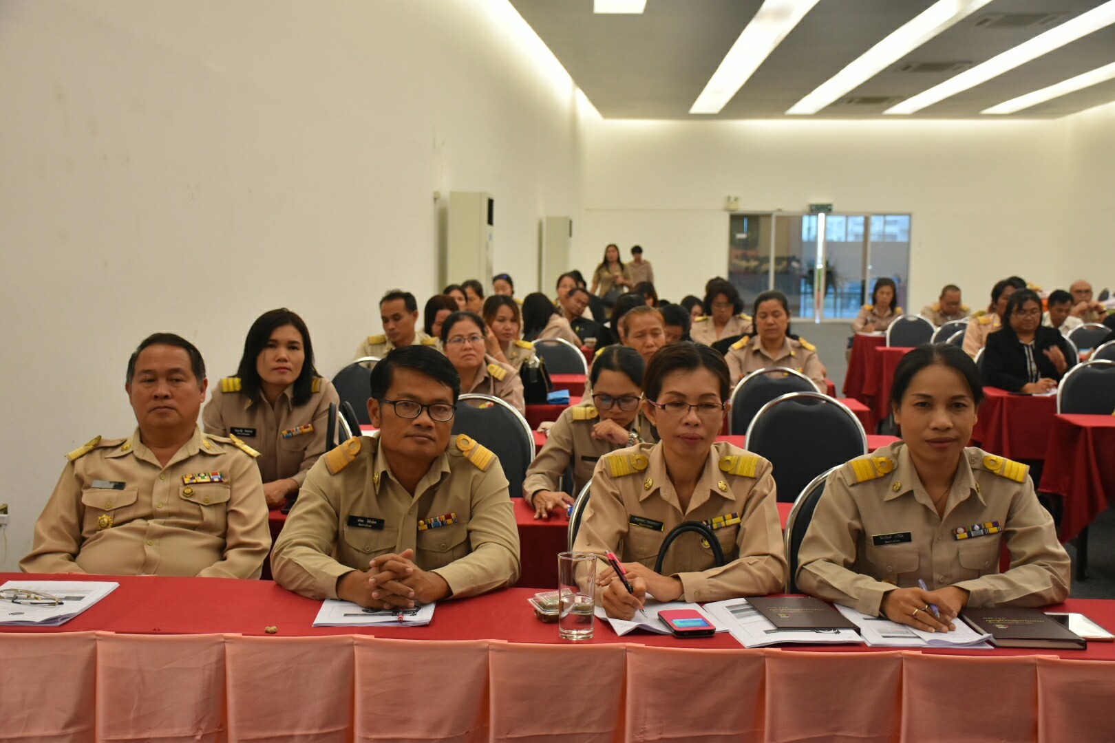 16 ตุลาคม 2560 นางบุญยิ่ง เทศน้อย พัฒนาการจังหวัดมหาสารคาม มอบแนวทางการปฏิบัติงานและนโยบายการขับเคลื่อนงานสำนักงานพัฒนาชุมชนจังหวัด ประจำปีงบประมาณ พ.ศ.2561