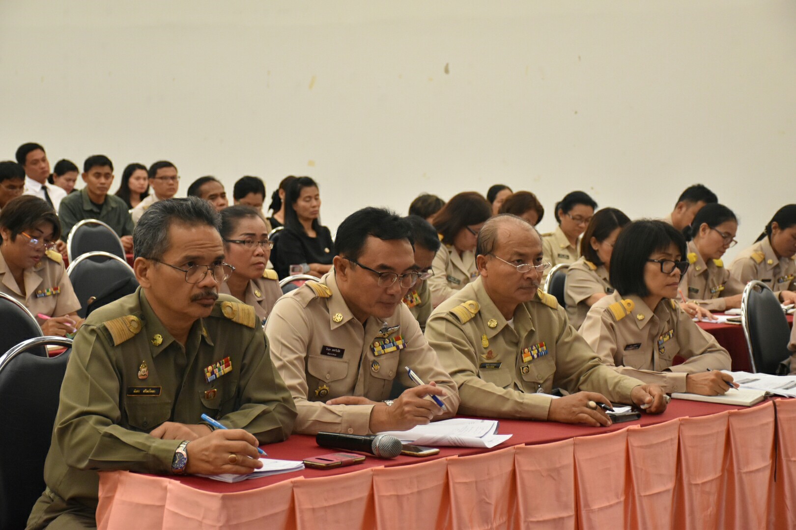 16 ตุลาคม 2560 นางบุญยิ่ง เทศน้อย พัฒนาการจังหวัดมหาสารคาม มอบแนวทางการปฏิบัติงานและนโยบายการขับเคลื่อนงานสำนักงานพัฒนาชุมชนจังหวัด ประจำปีงบประมาณ พ.ศ.2561