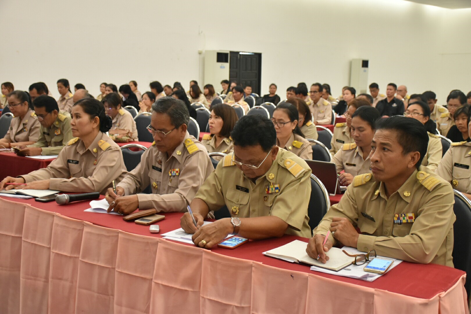 16 ตุลาคม 2560 นางบุญยิ่ง เทศน้อย พัฒนาการจังหวัดมหาสารคาม มอบแนวทางการปฏิบัติงานและนโยบายการขับเคลื่อนงานสำนักงานพัฒนาชุมชนจังหวัด ประจำปีงบประมาณ พ.ศ.2561
