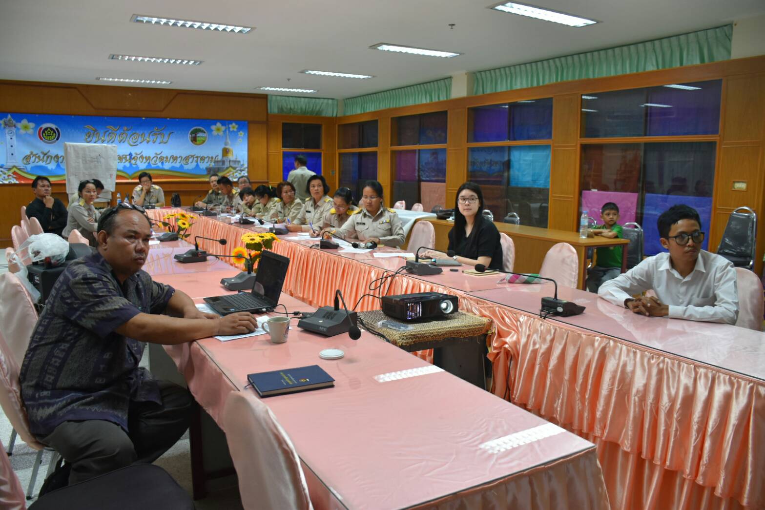 16 ตุลาคม 2560 การประชุมคณะทำงานดอกไม้จันทน์สำหรับประชาชน ในพระราชพิธีถวายพระเพลิงพระบรมศพพระบาทสมเด็จพระปรมินทรมหาภูมิพลอดุลยเดช บรมนาถบพิตร จังหวัดมหาสารคาม