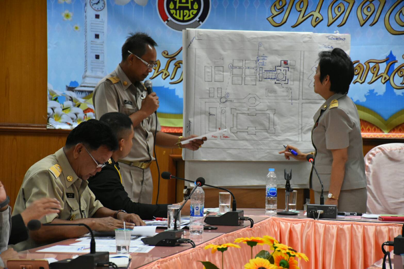 16 ตุลาคม 2560 การประชุมคณะทำงานดอกไม้จันทน์สำหรับประชาชน ในพระราชพิธีถวายพระเพลิงพระบรมศพพระบาทสมเด็จพระปรมินทรมหาภูมิพลอดุลยเดช บรมนาถบพิตร จังหวัดมหาสารคาม