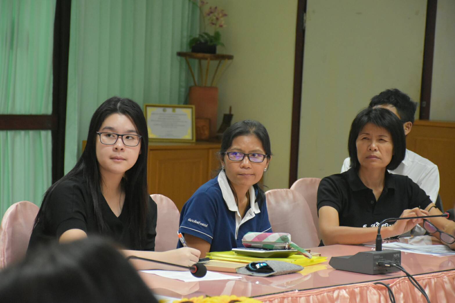 16 ตุลาคม 2560 การประชุมคณะทำงานดอกไม้จันทน์สำหรับประชาชน ในพระราชพิธีถวายพระเพลิงพระบรมศพพระบาทสมเด็จพระปรมินทรมหาภูมิพลอดุลยเดช บรมนาถบพิตร จังหวัดมหาสารคาม