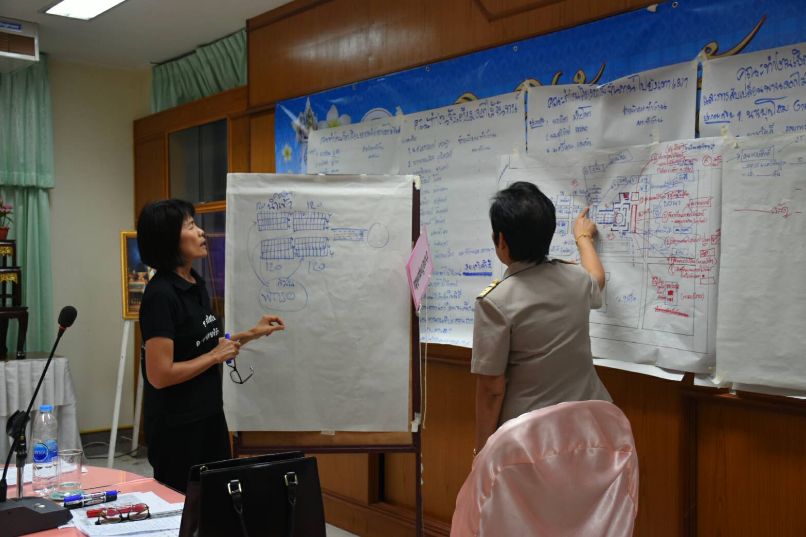 16 ตุลาคม 2560 การประชุมคณะทำงานดอกไม้จันทน์สำหรับประชาชน ในพระราชพิธีถวายพระเพลิงพระบรมศพพระบาทสมเด็จพระปรมินทรมหาภูมิพลอดุลยเดช บรมนาถบพิตร จังหวัดมหาสารคาม