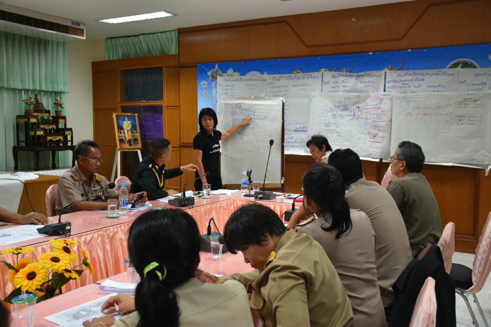 16 ตุลาคม 2560 การประชุมคณะทำงานดอกไม้จันทน์สำหรับประชาชน ในพระราชพิธีถวายพระเพลิงพระบรมศพพระบาทสมเด็จพระปรมินทรมหาภูมิพลอดุลยเดช บรมนาถบพิตร จังหวัดมหาสารคาม