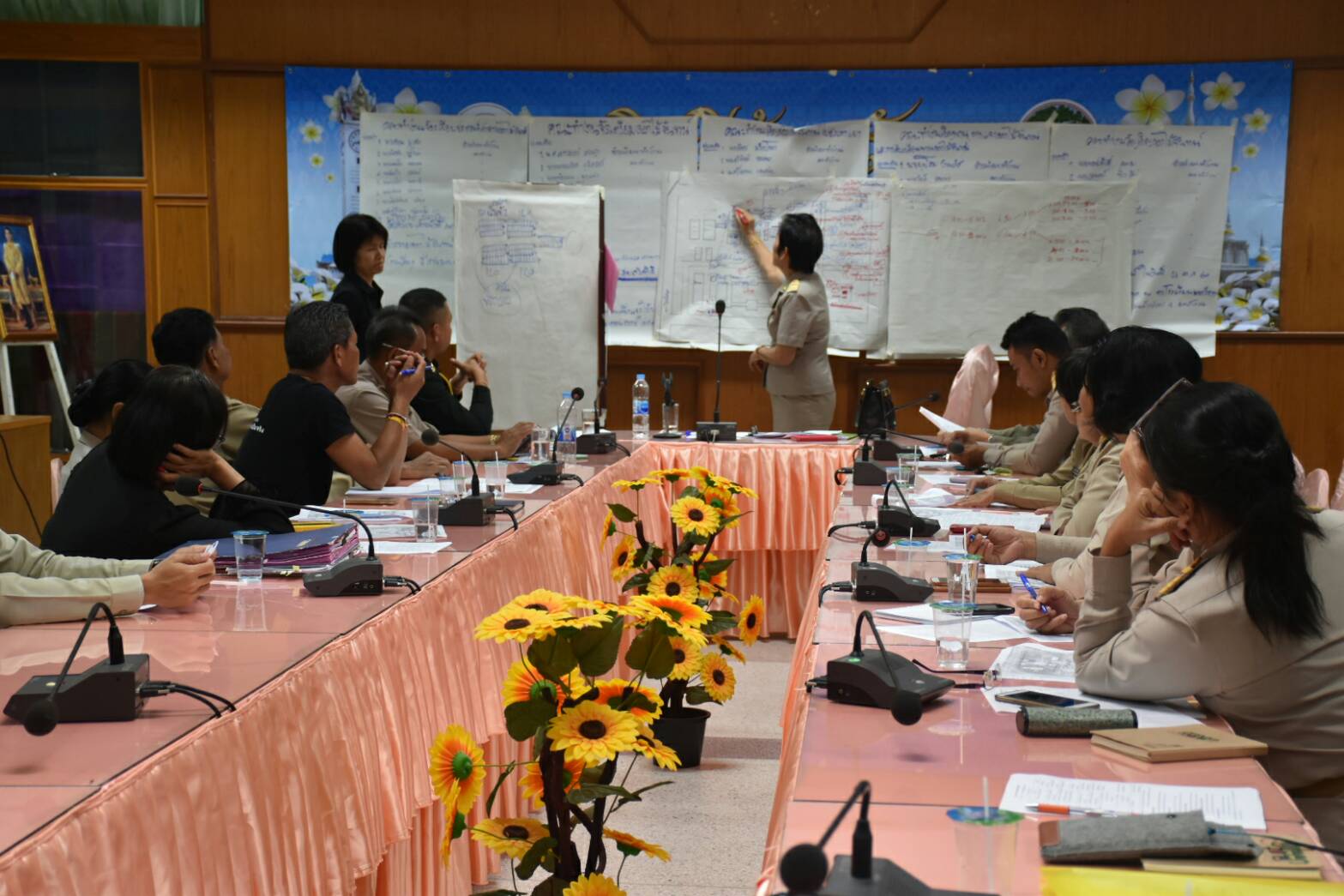 16 ตุลาคม 2560 การประชุมคณะทำงานดอกไม้จันทน์สำหรับประชาชน ในพระราชพิธีถวายพระเพลิงพระบรมศพพระบาทสมเด็จพระปรมินทรมหาภูมิพลอดุลยเดช บรมนาถบพิตร จังหวัดมหาสารคาม